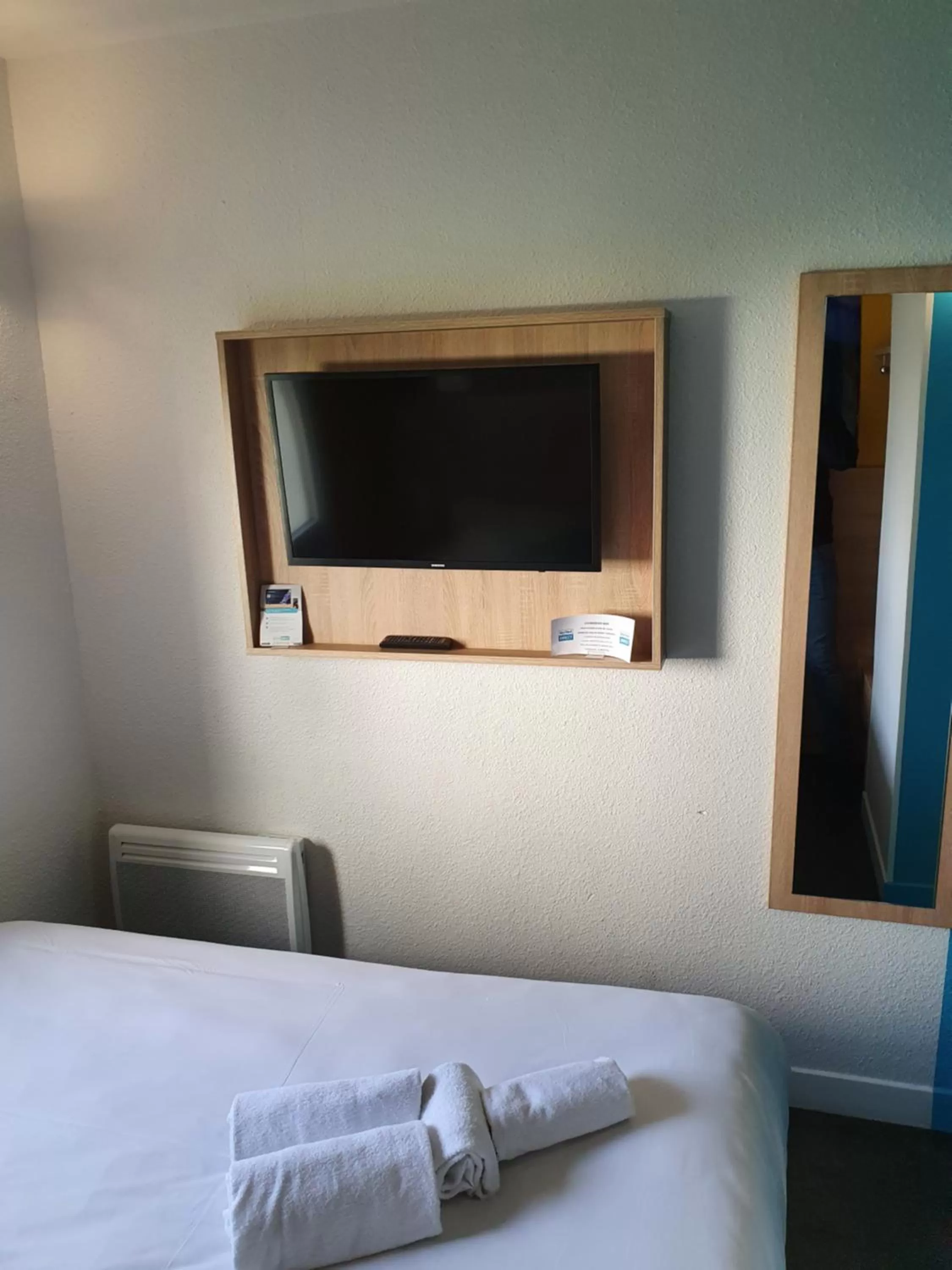 Bed in Kyriad Direct Orleans - Olivet - La Source