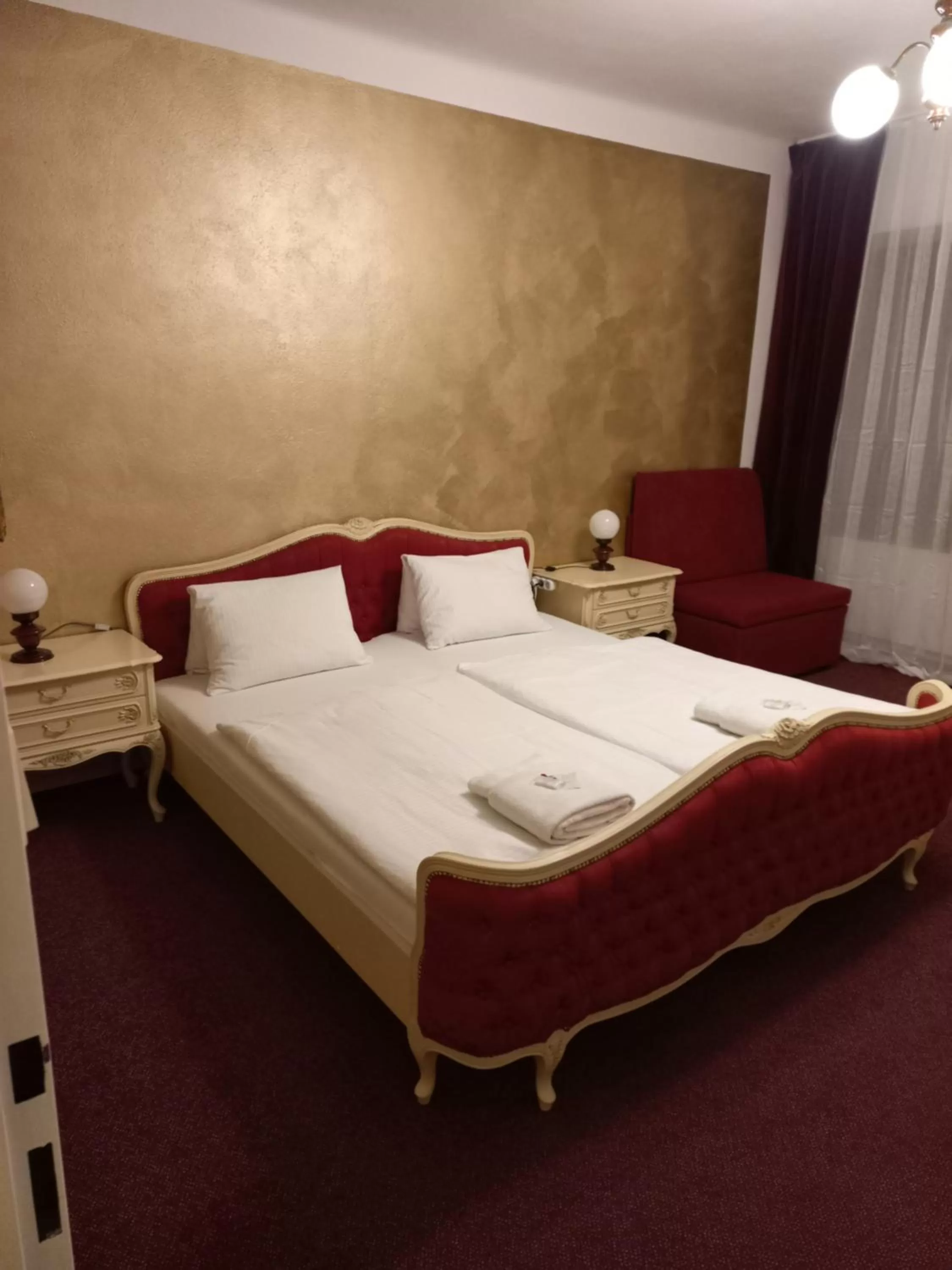 Property building, Bed in Hotel Bílá Paní