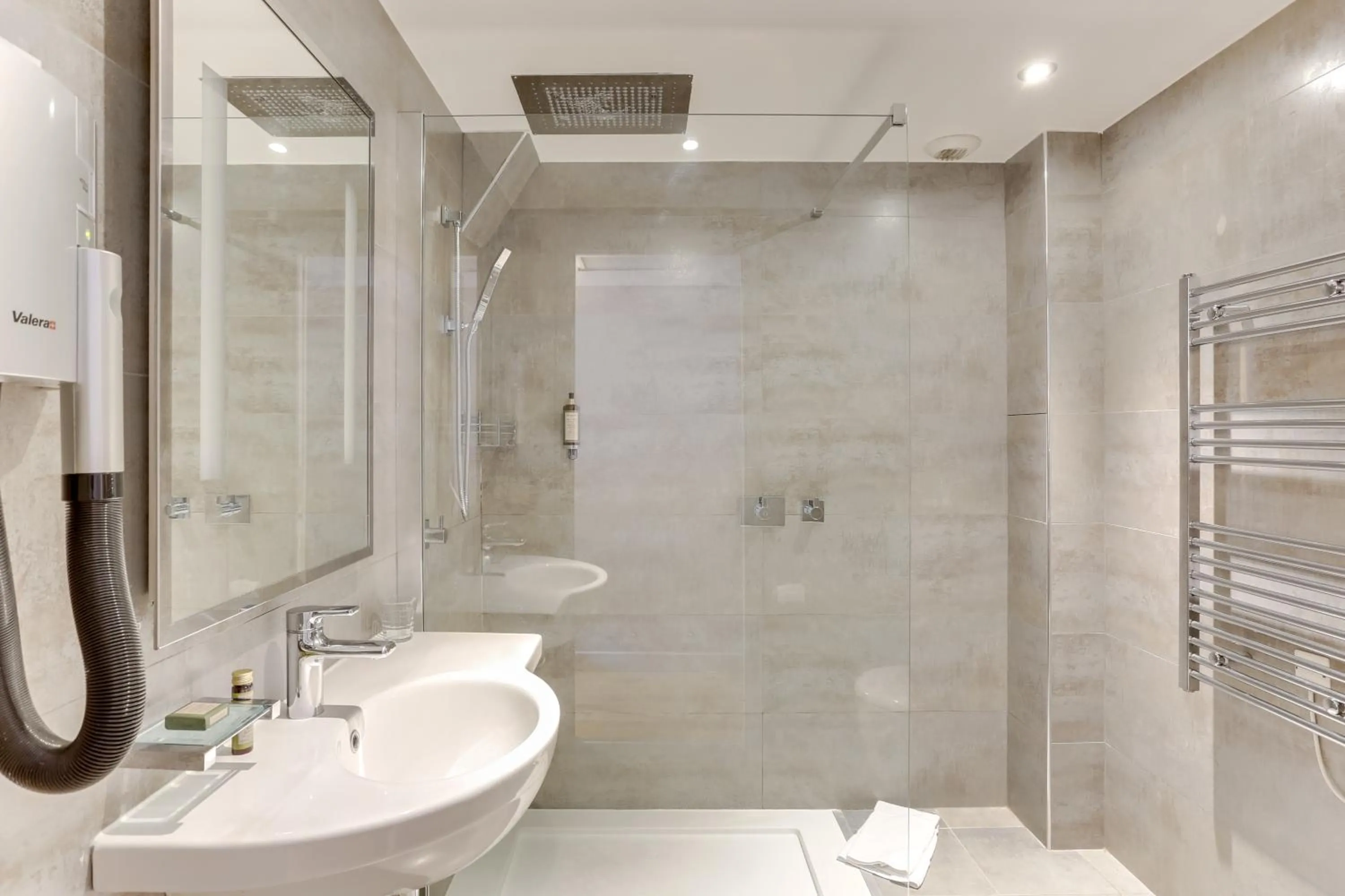 Bathroom in Hôtel Louvre Richelieu