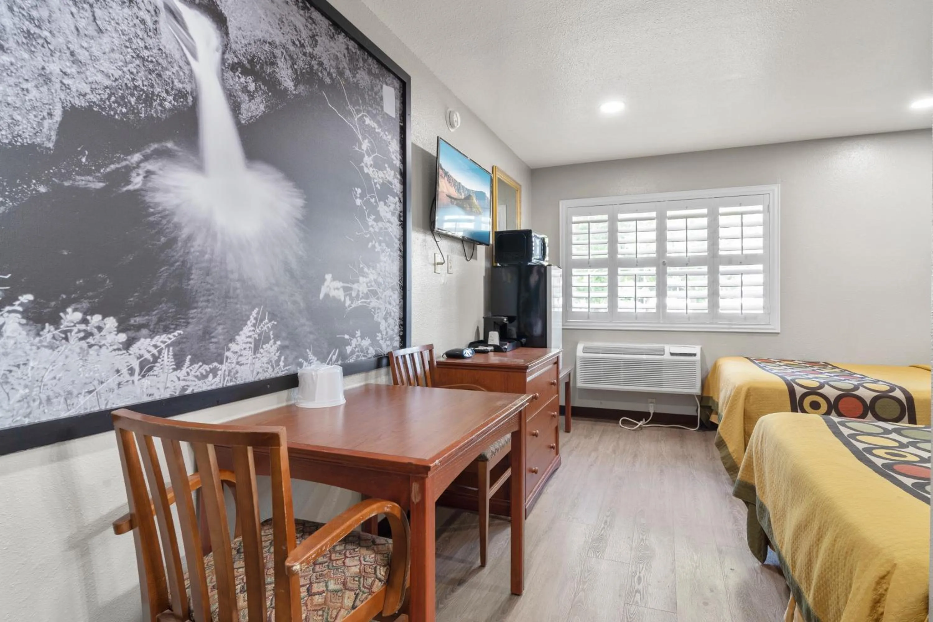 Bedroom, Bed in Travelers Inn Medford