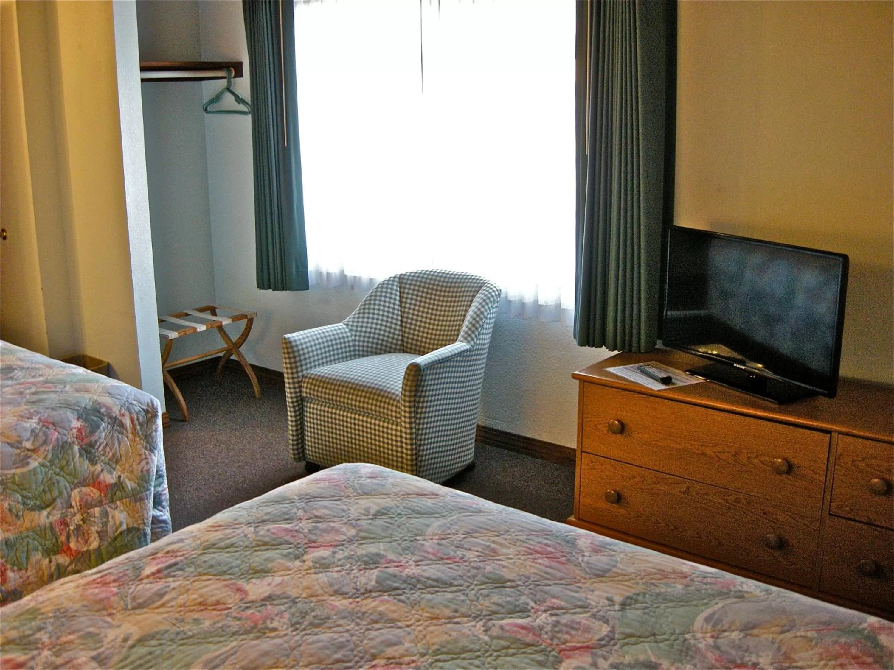 Photo of the whole room, Bed in Azalea Lodge