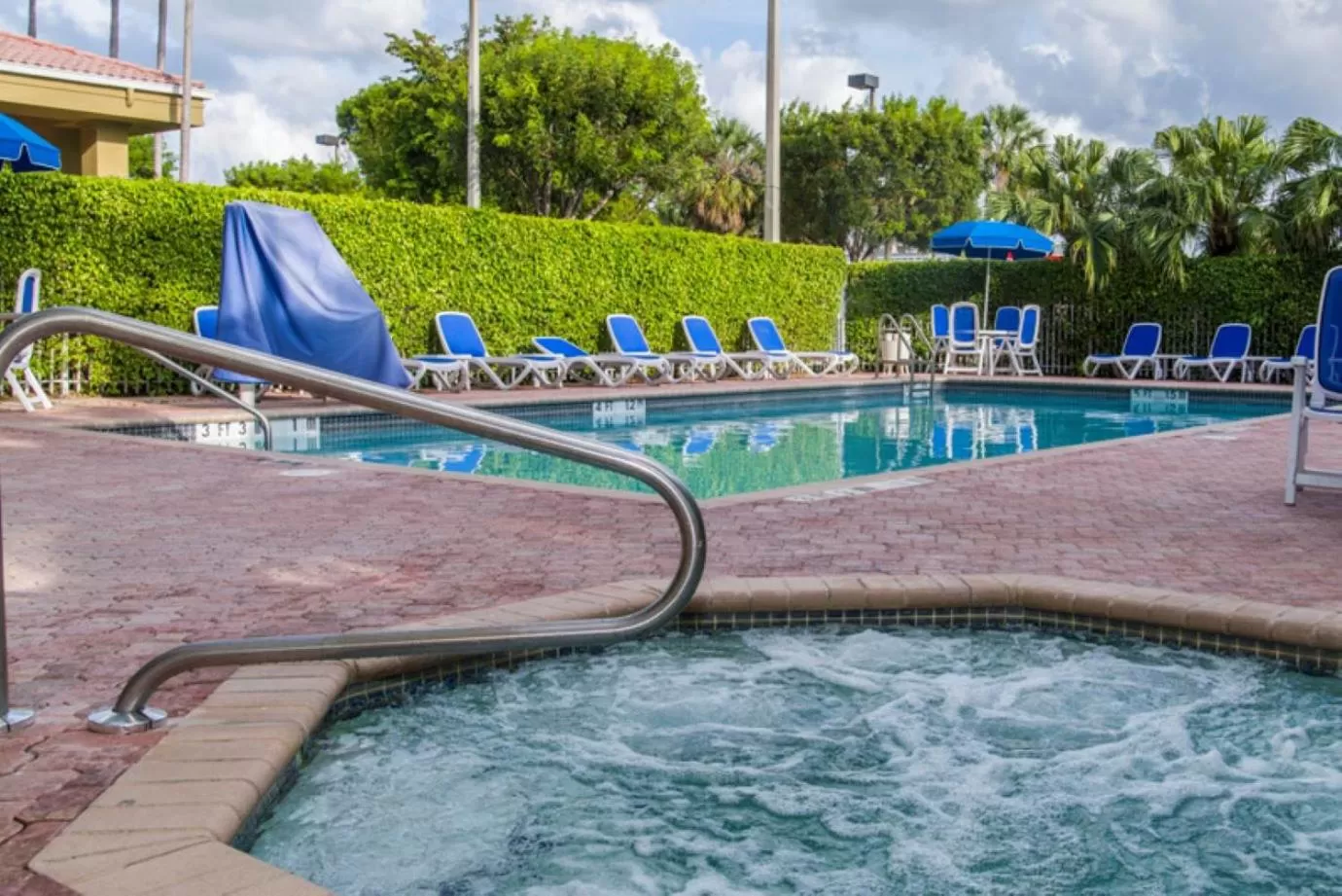 Natural landscape in Comfort Suites Miami - Kendall