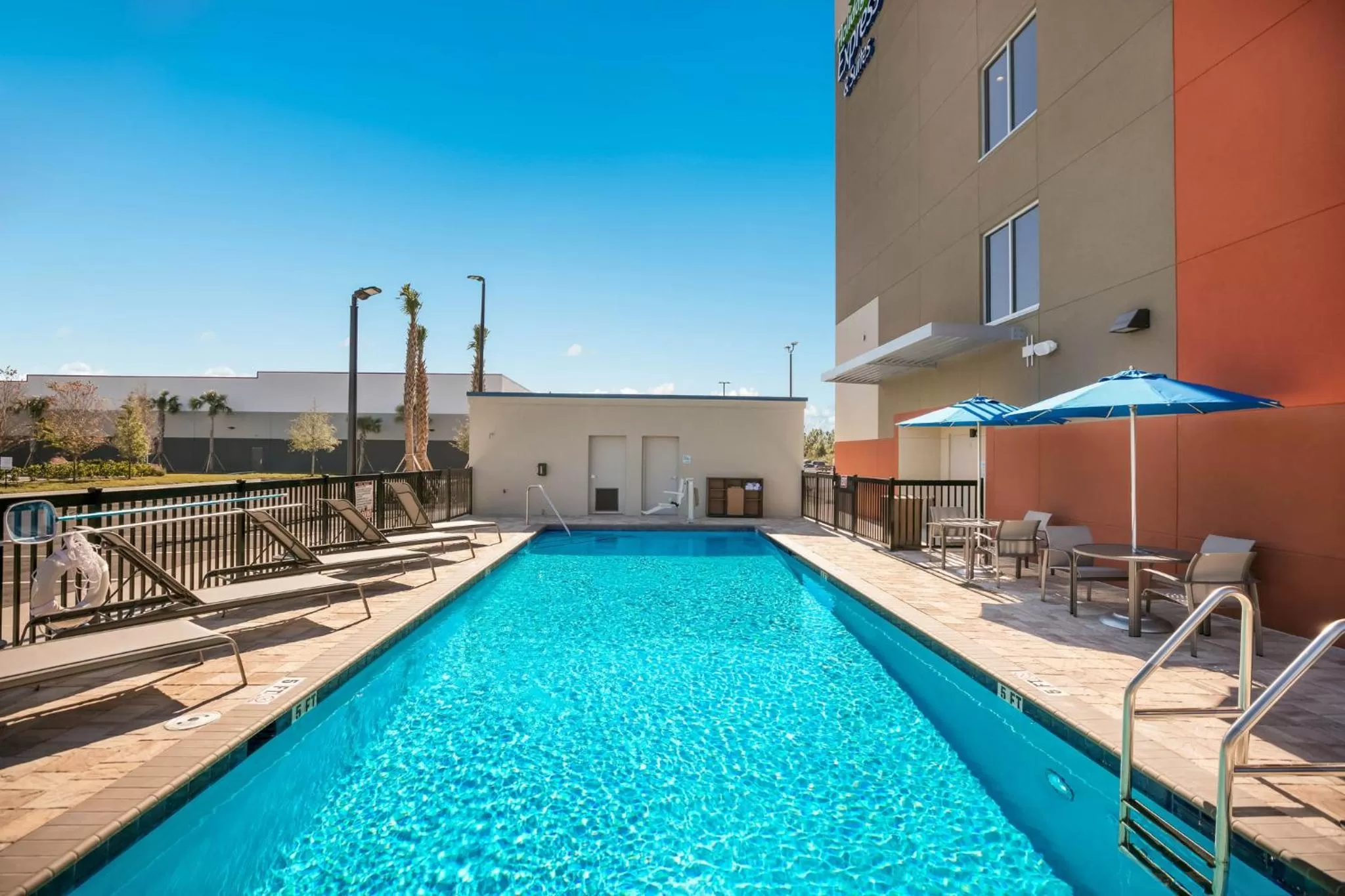 Holiday Inn Express & Suites Jacksonville - Town Center by IHG