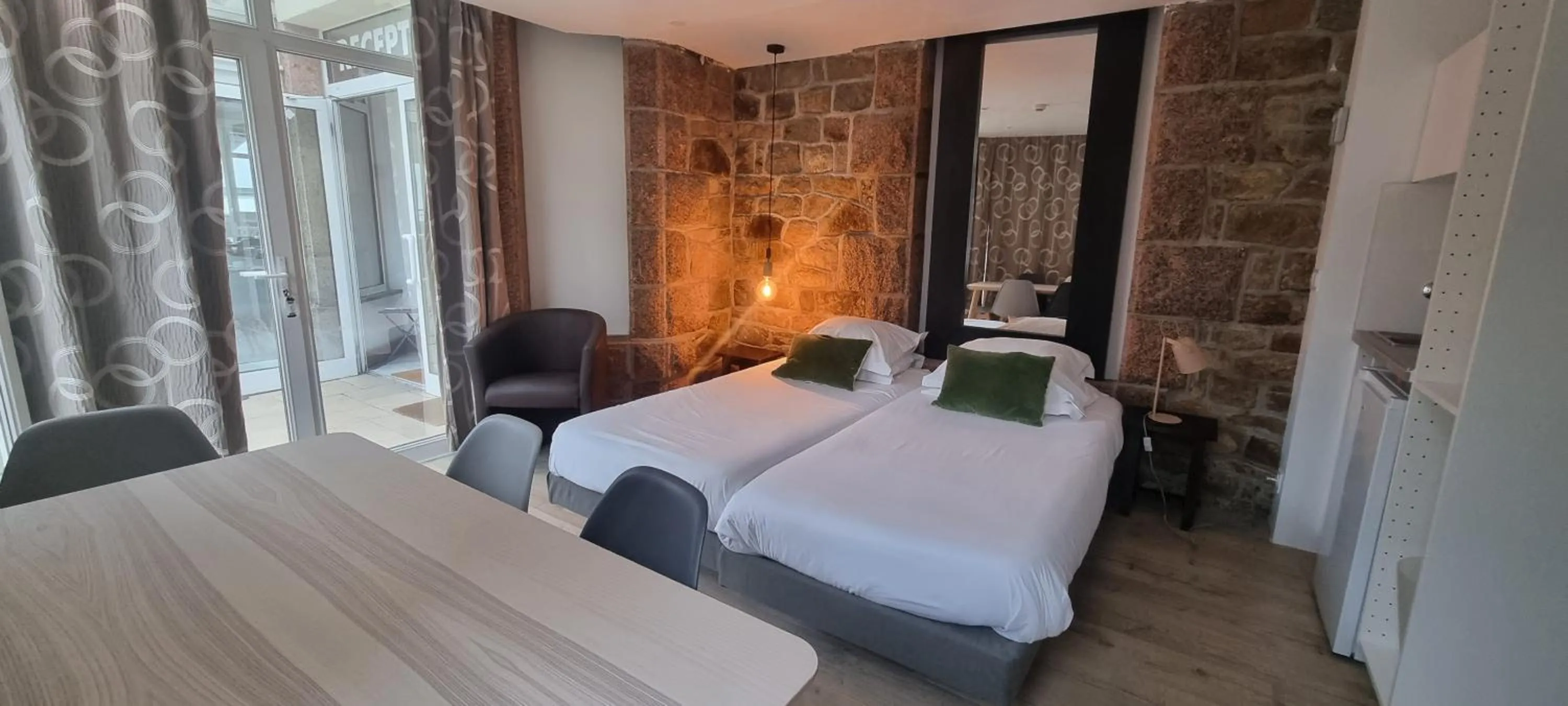 Dining area, Bed in Hotel De L'Europe