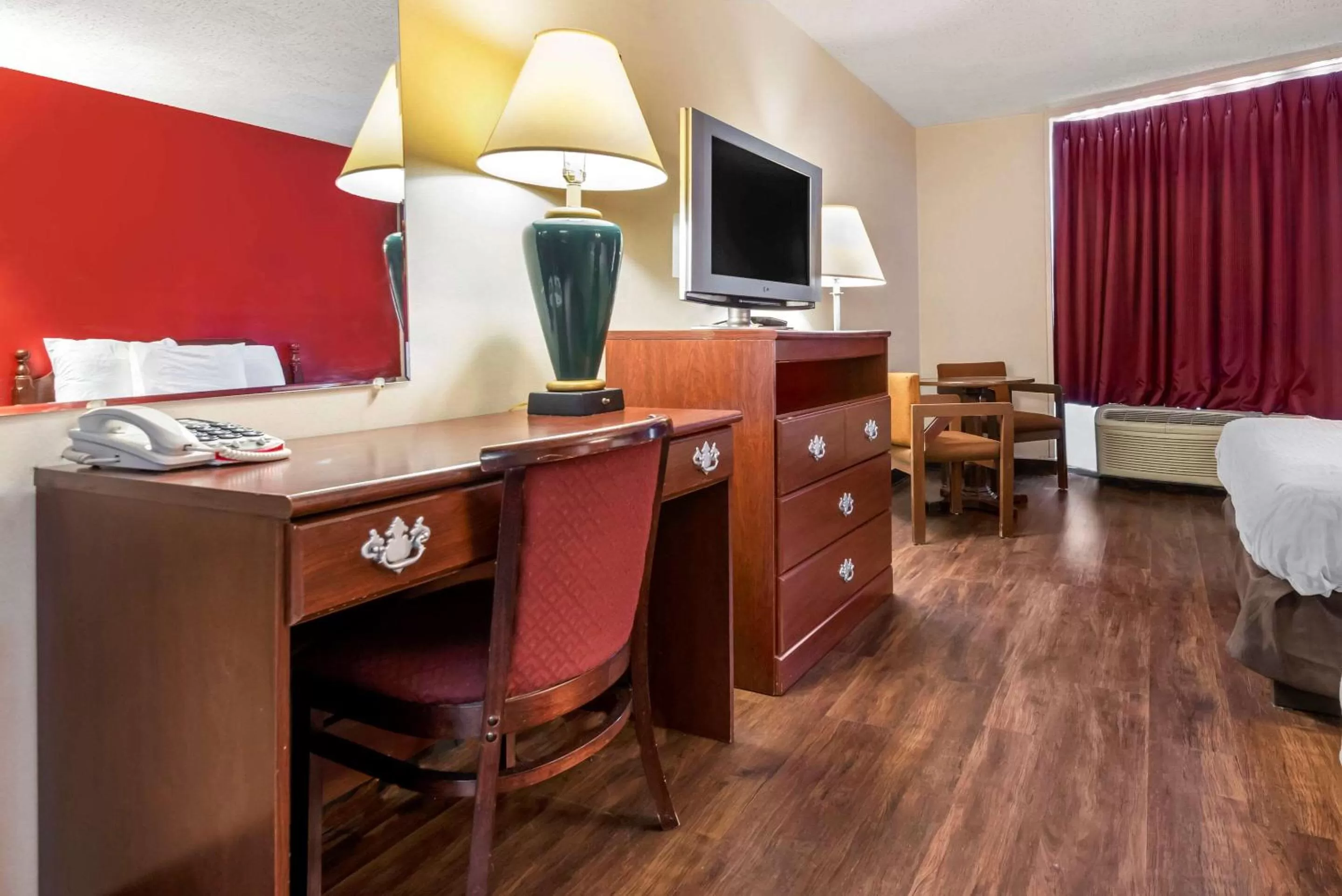 TV and multimedia, Bed in Econo Lodge Cortland Downtown