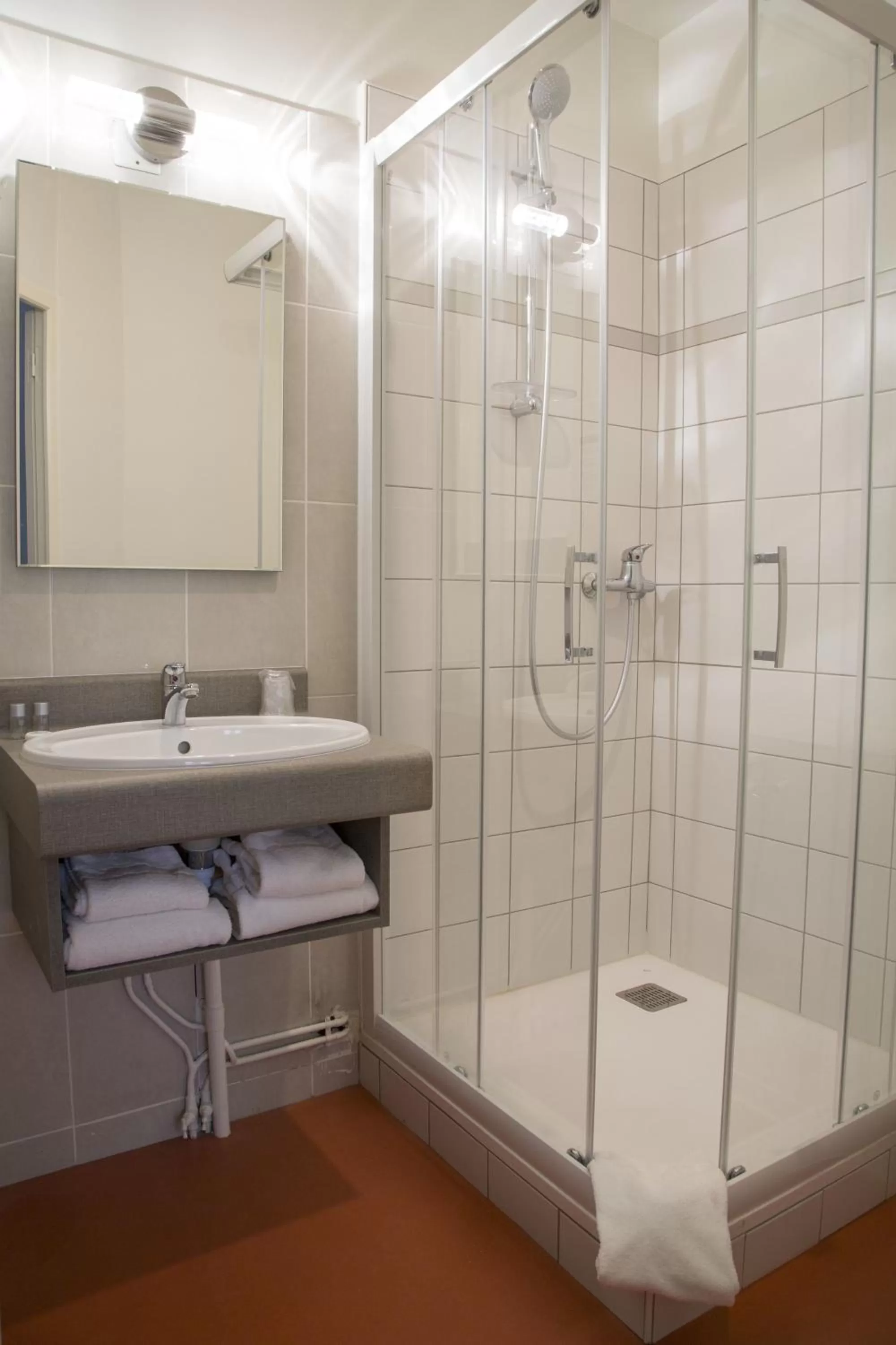 Shower in Logis Hôtel Chaptal, Amboise