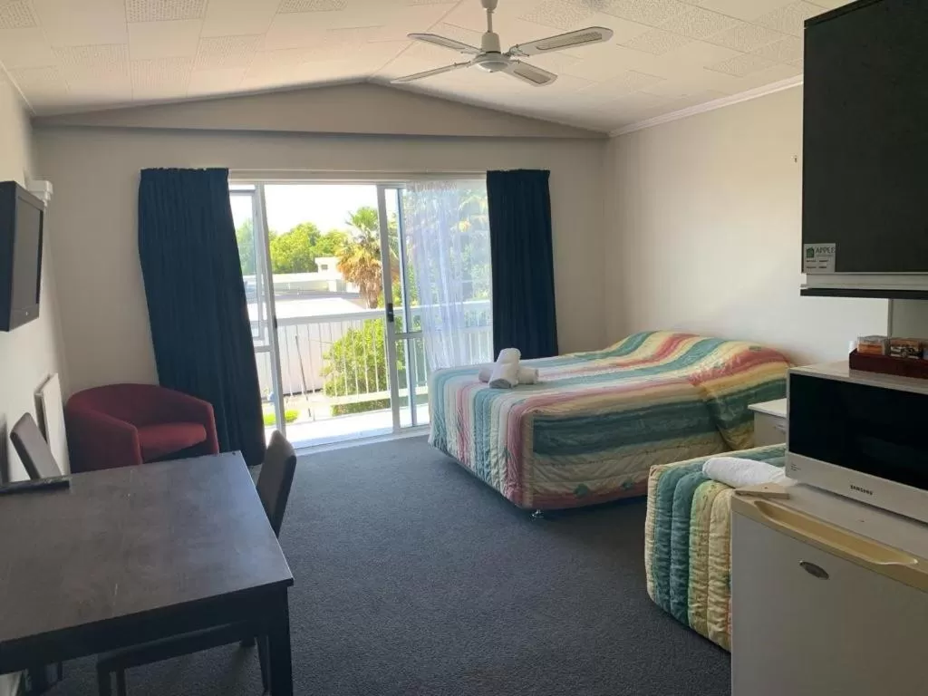 Bed in Apple Motor Inn