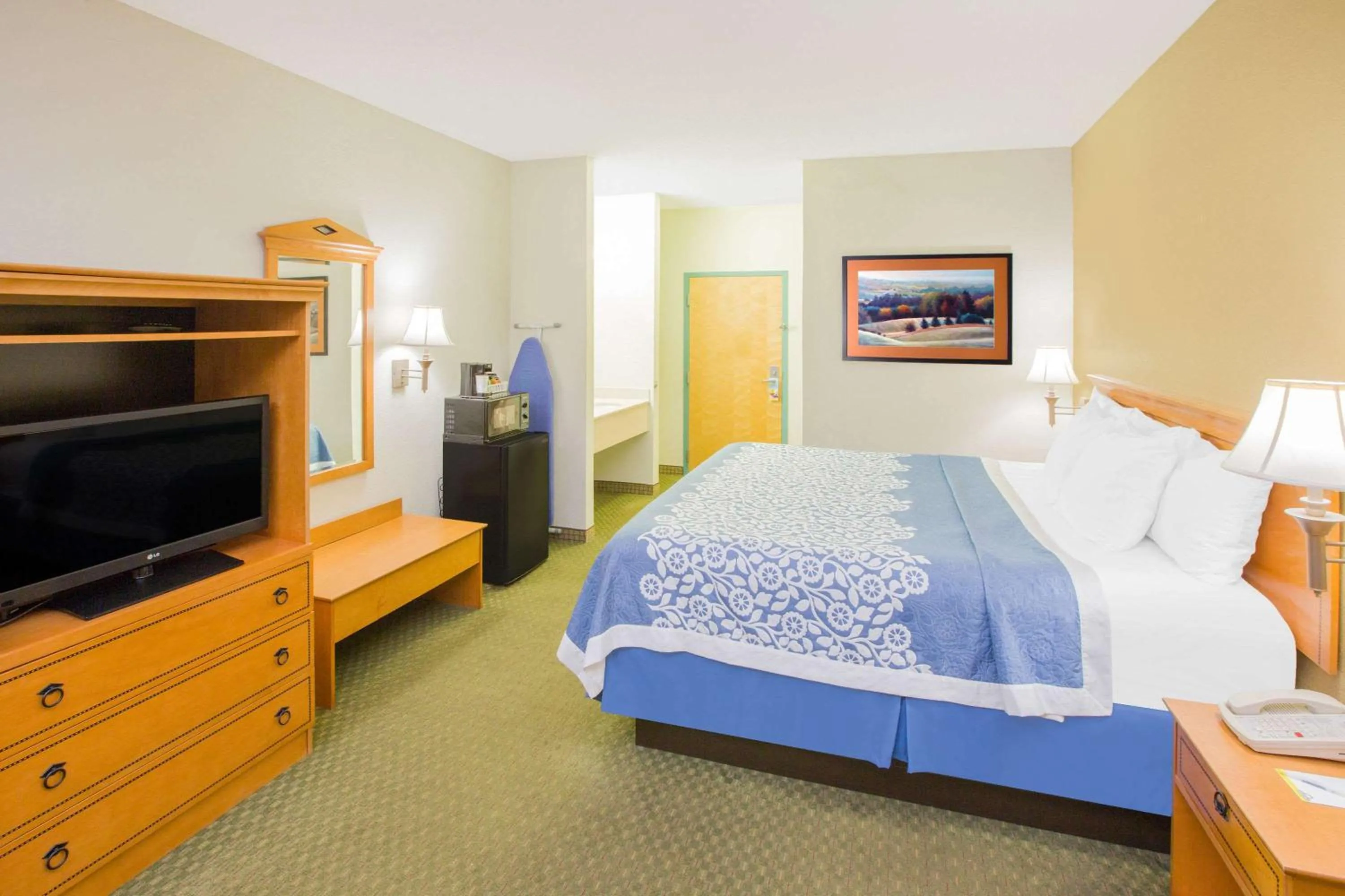 King Room - Non-Smoking in Days Inn by Wyndham Hattiesburg MS