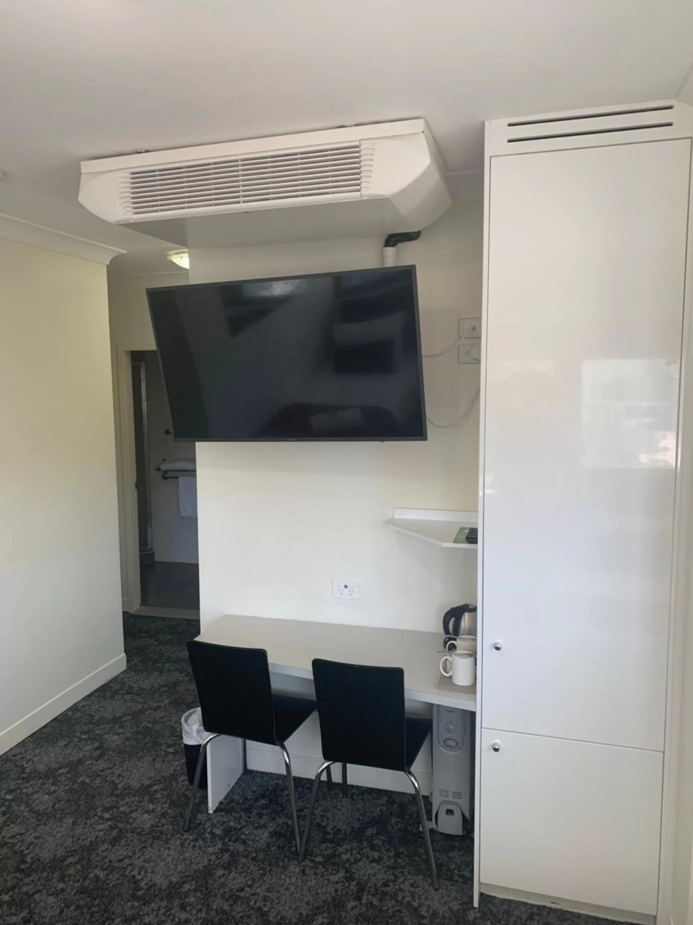 TV and multimedia in George Hotel Brisbane, Independent Collection by EVT