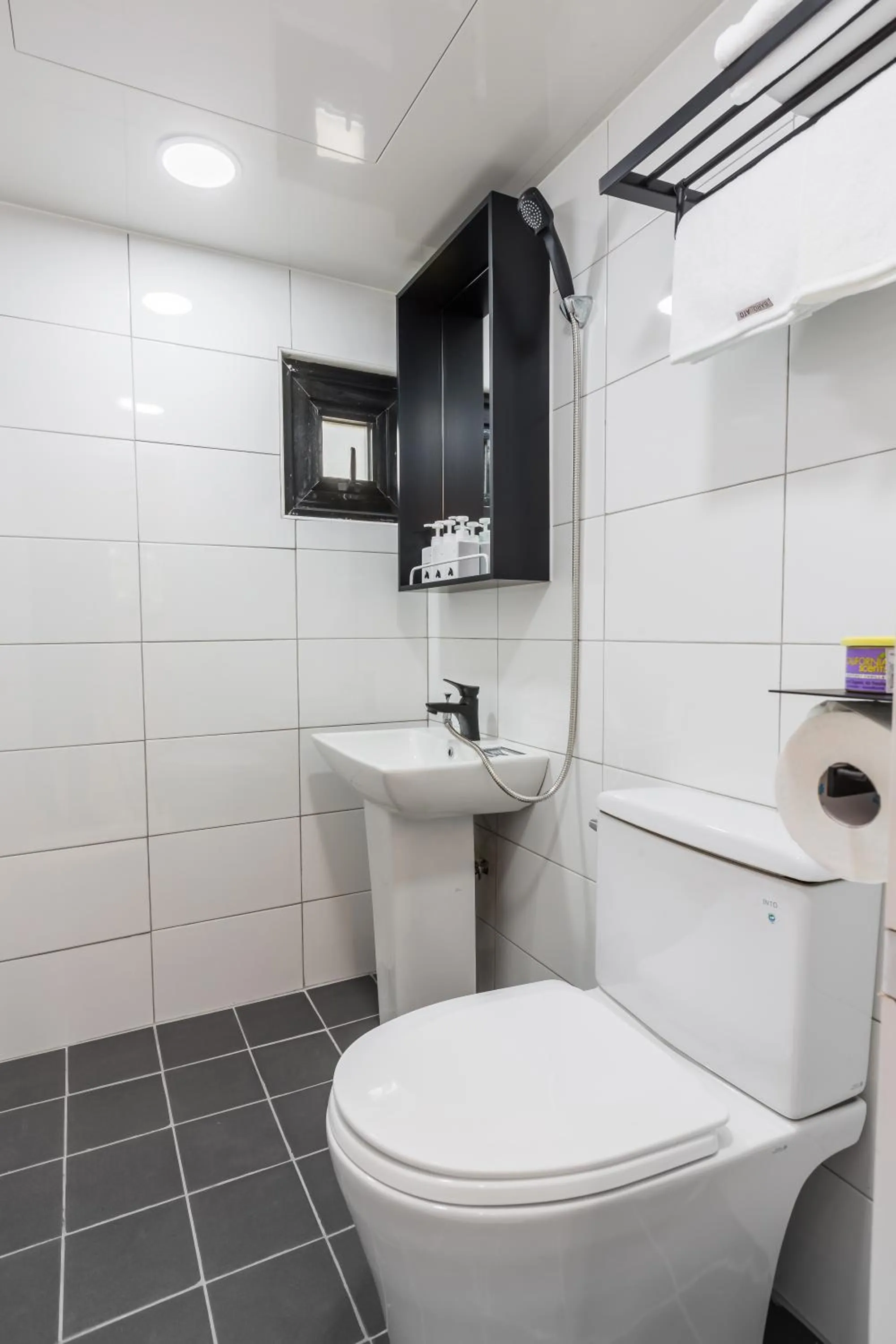 Shower in Hotel Baroato 2nd