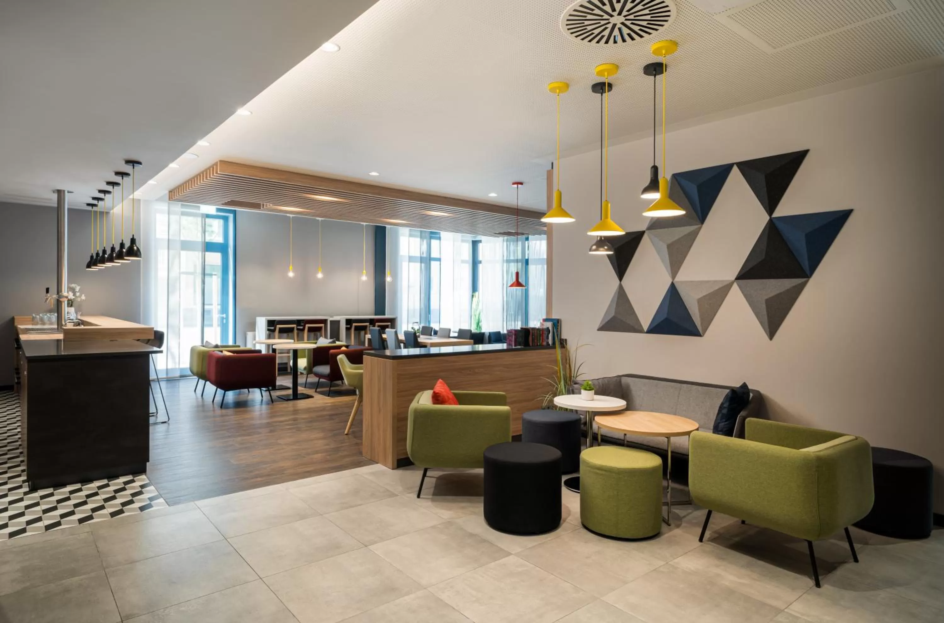 Lounge or bar in Holiday Inn Express - Rosenheim by IHG