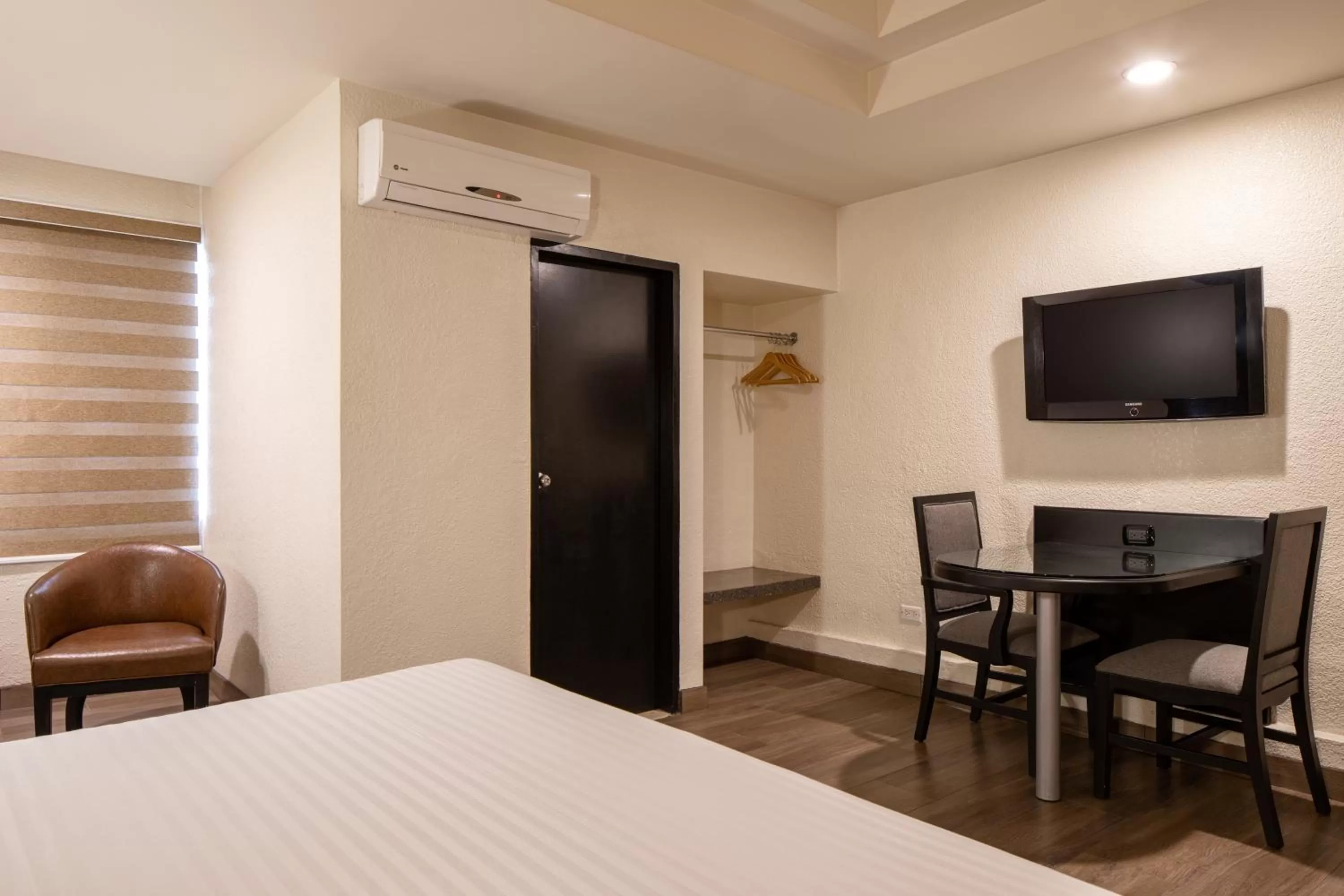 Communal lounge/ TV room, Bed in Hotel Astor Tijuana