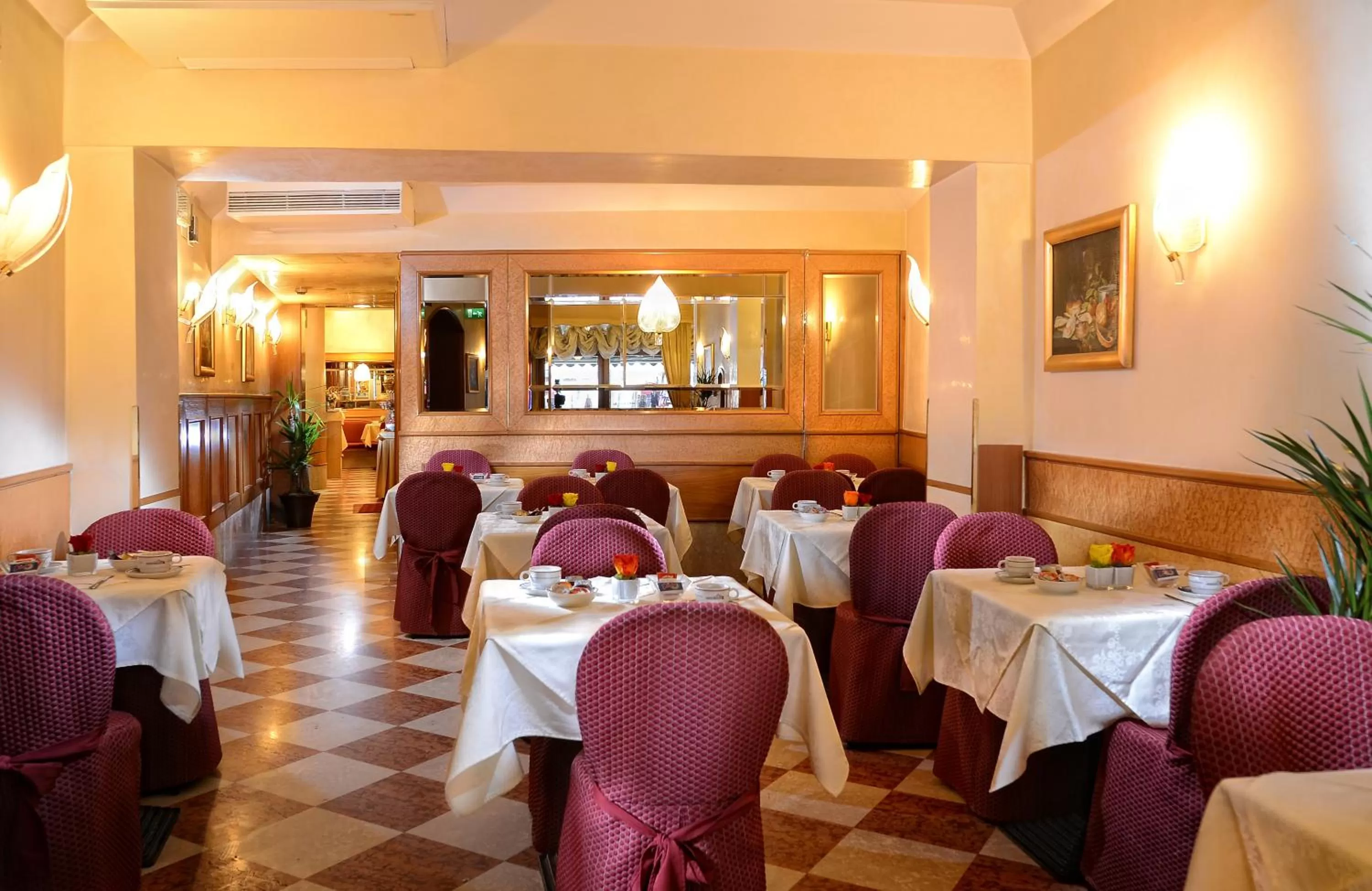Restaurant/places to eat in Hotel Rialto
