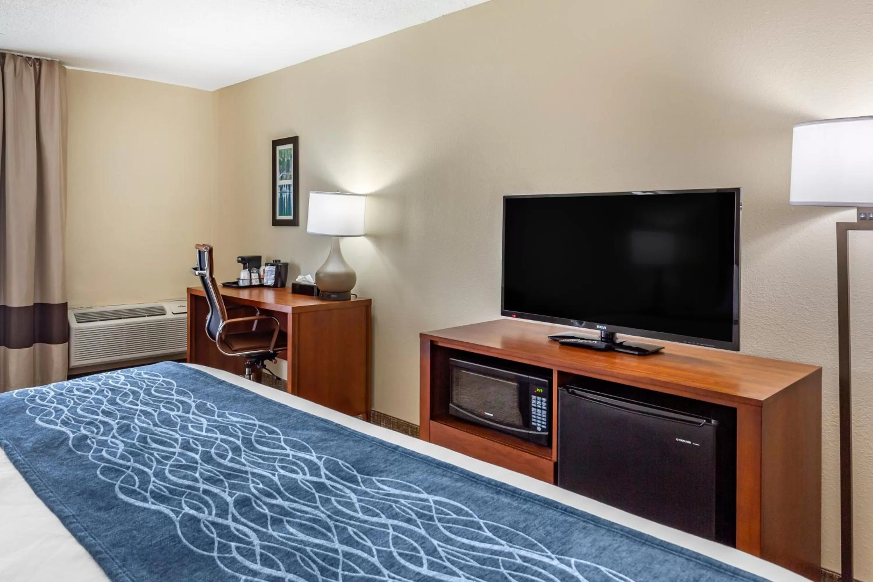 Bedroom, Bed in Comfort Inn & Suites Spring Lake - Fayetteville near Fort Bragg