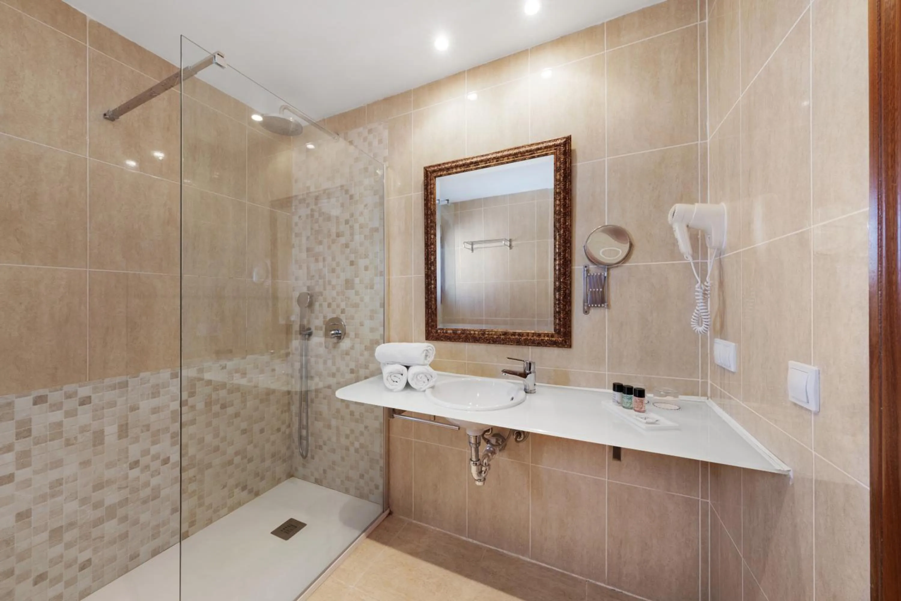 Bathroom in Hotel Ciutat Jardi