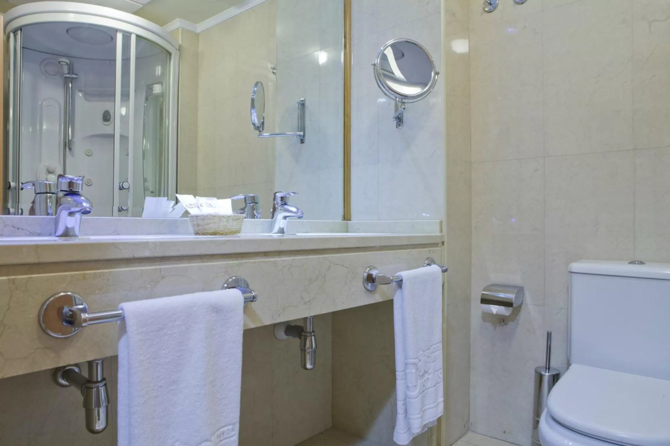 Bathroom in II Castillas Madrid