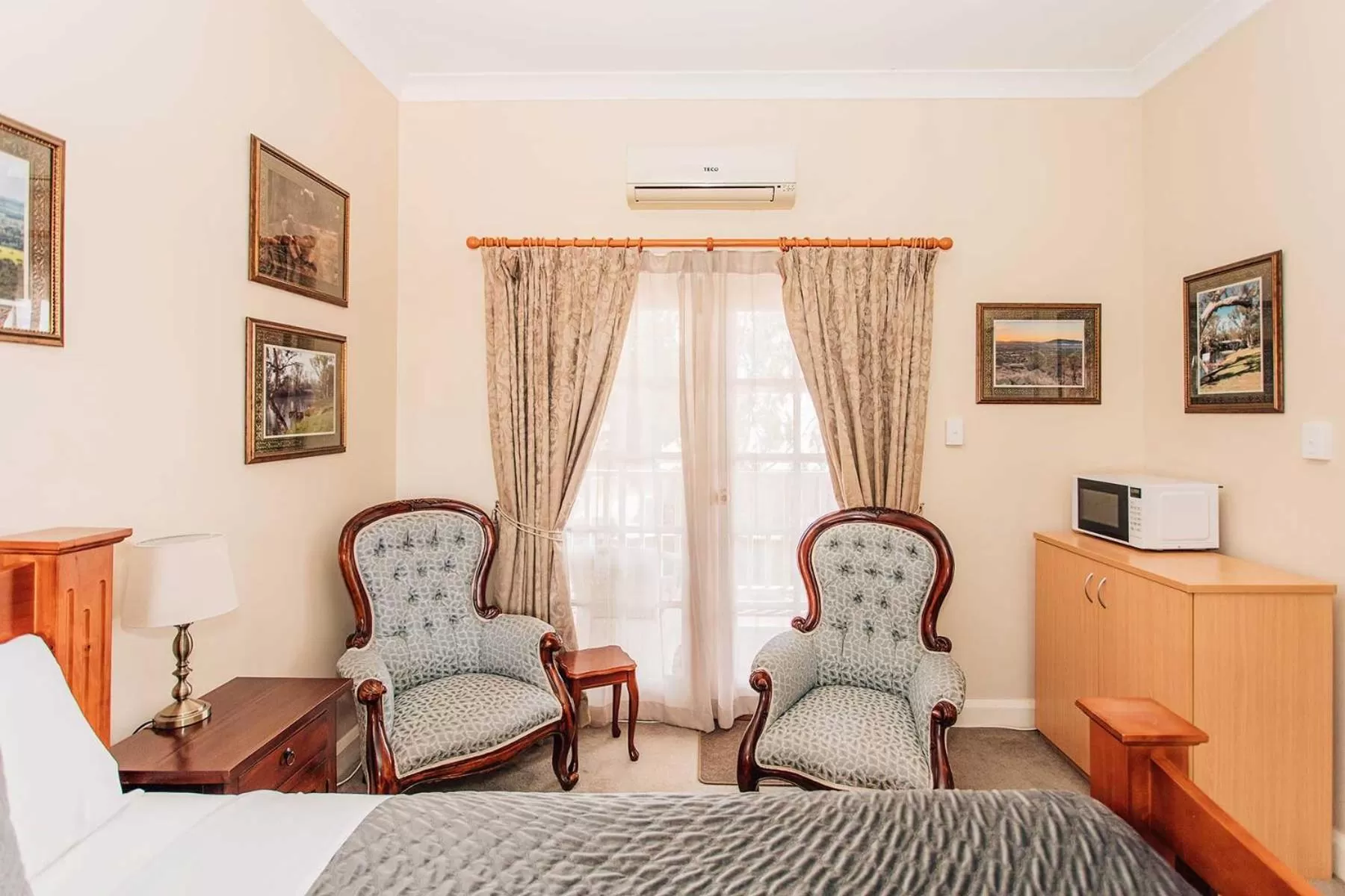 Seating area, Bed in Settlers Hotel York