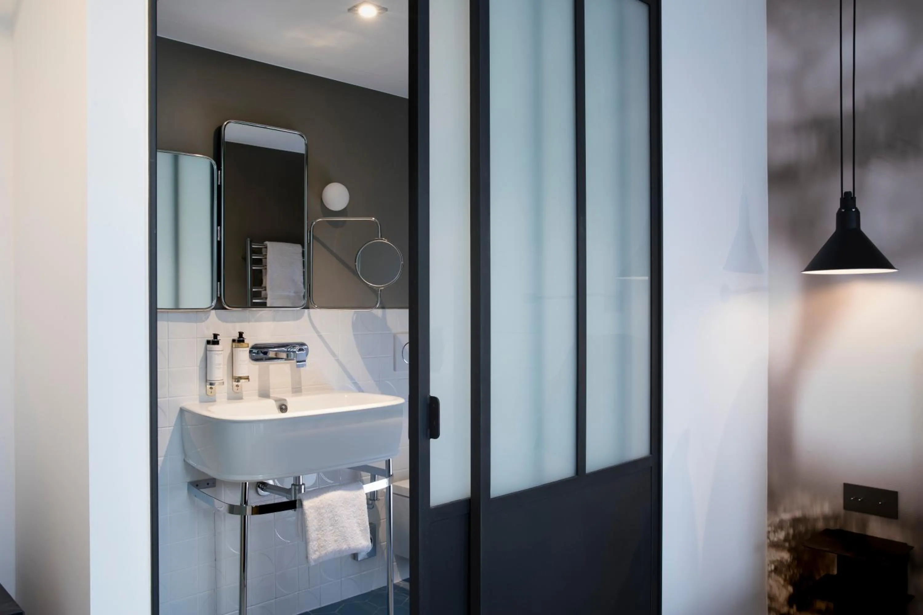 Bathroom in Hôtel Les Deux Girafes