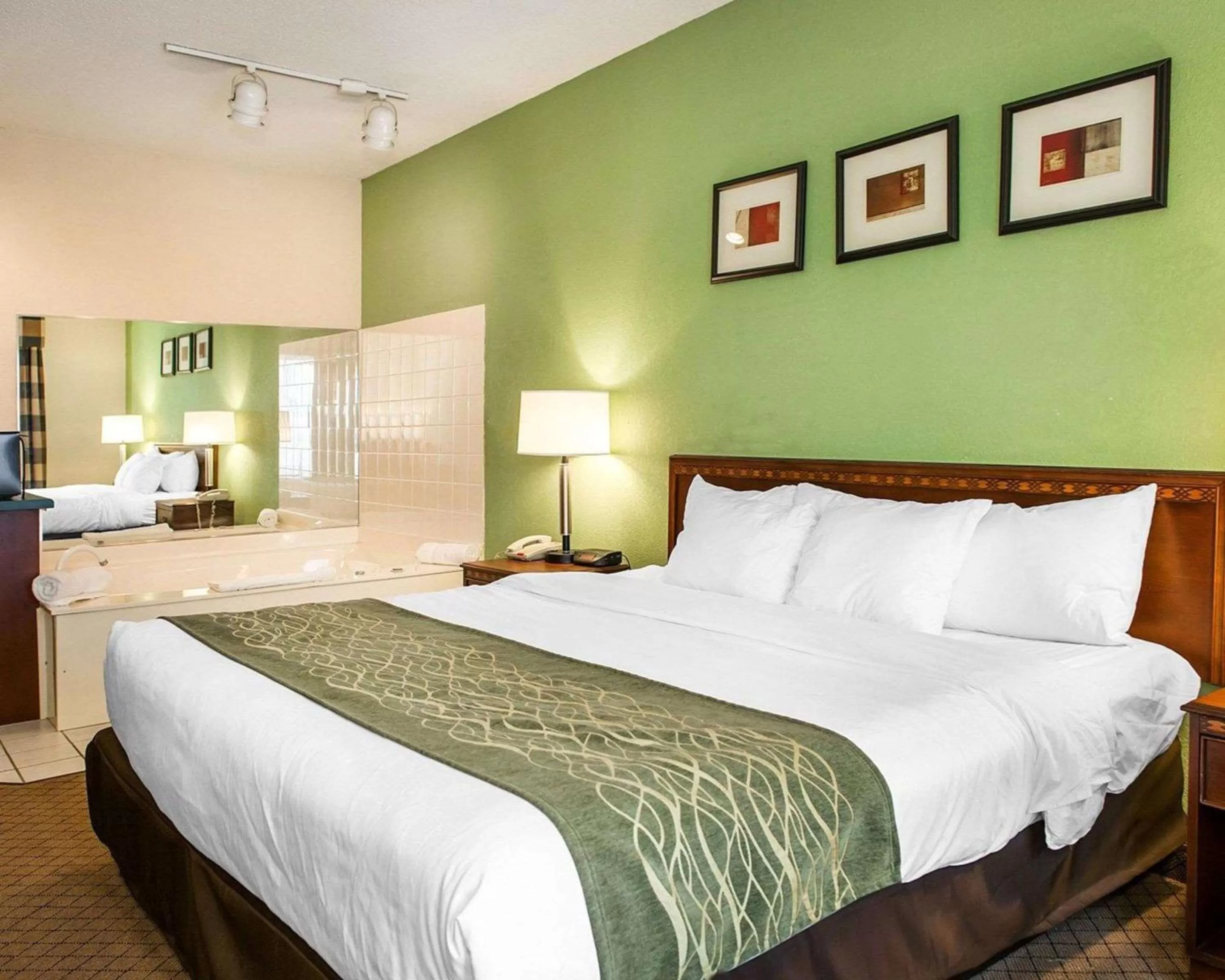 Bed in Comfort Inn Goshen