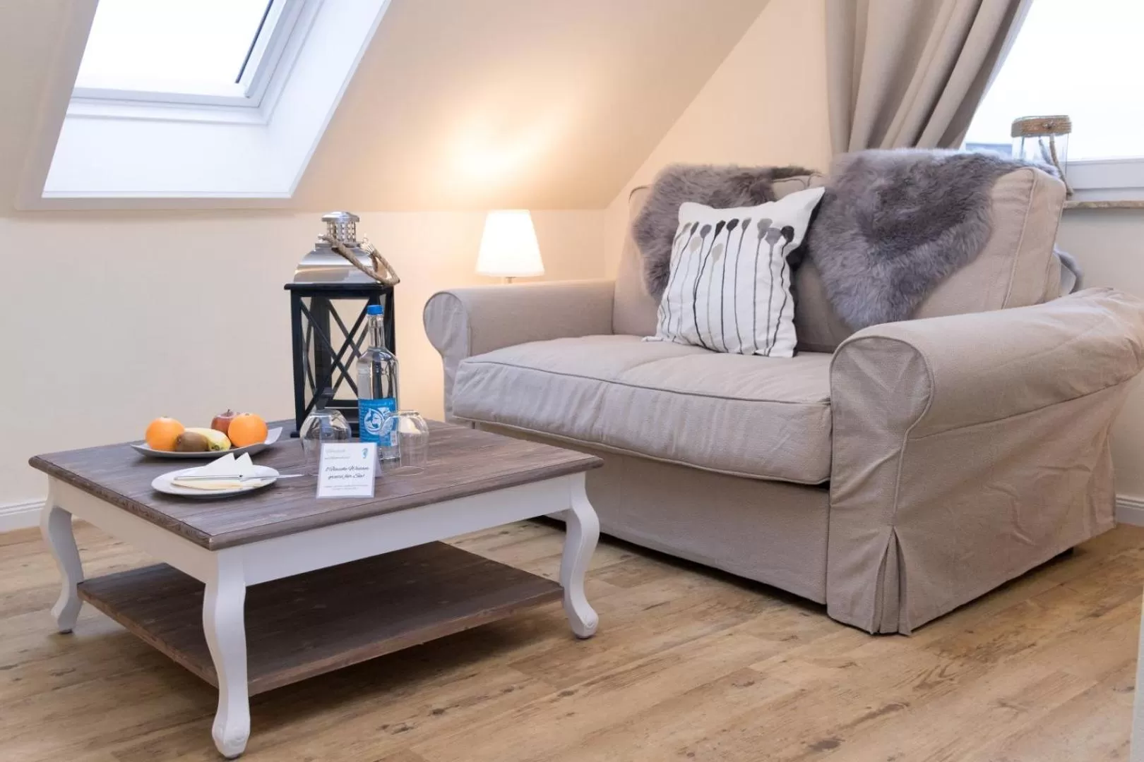 Photo of the whole room, Seating Area in Das Frühstückshotel Büsum