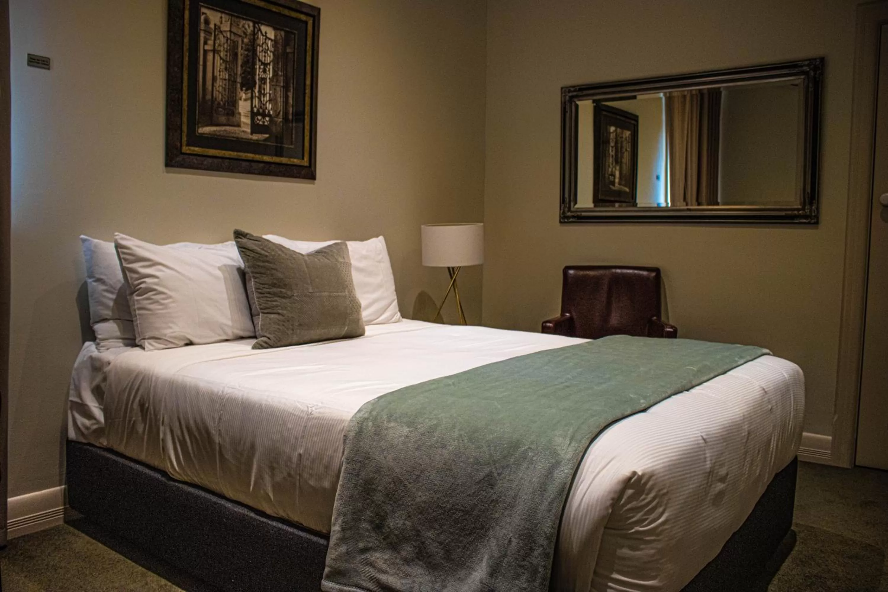 Bedroom, Bed in Oscars Hotel and Cafe Bar