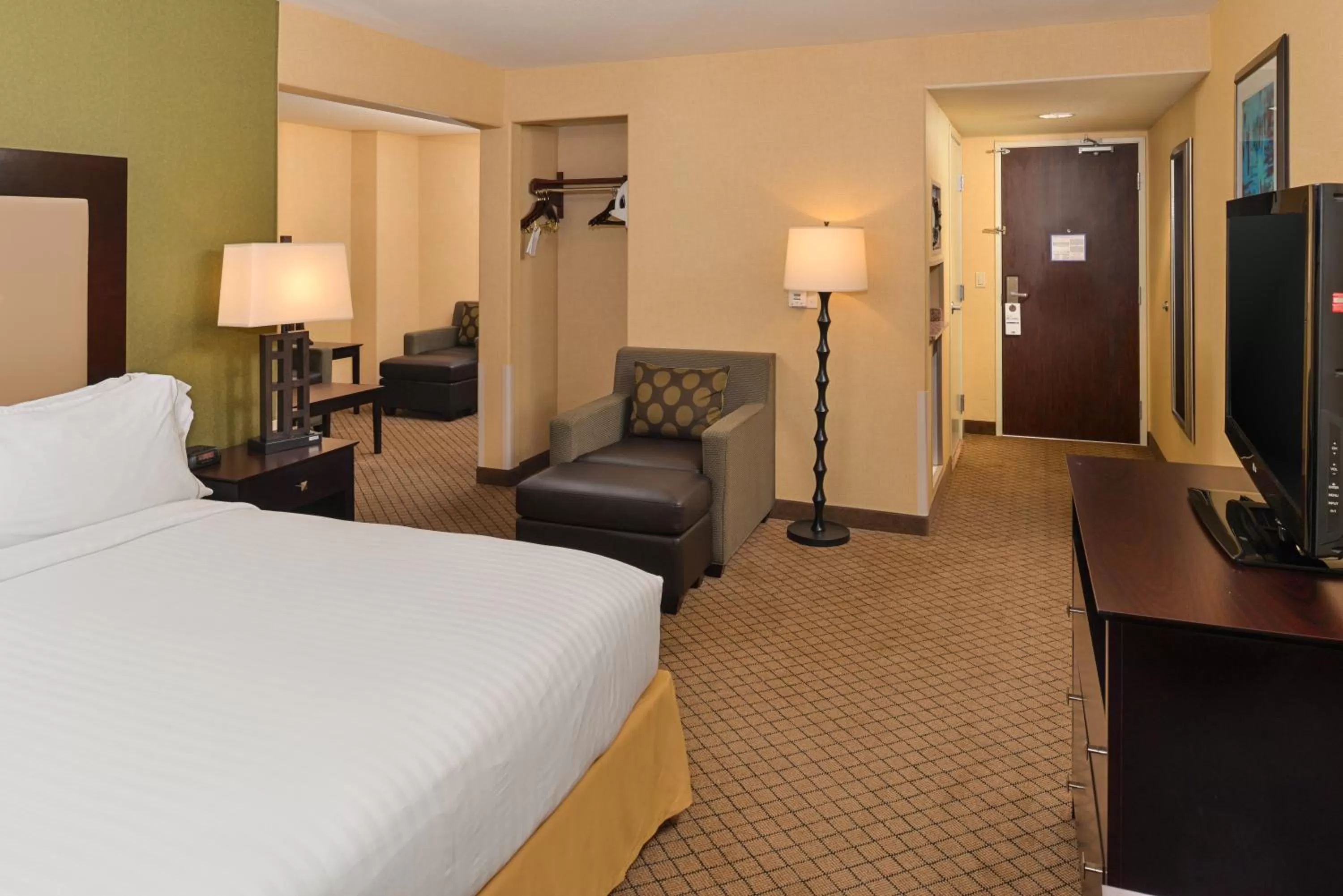 Photo of the whole room, Bed in Holiday Inn Express Woodland by IHG