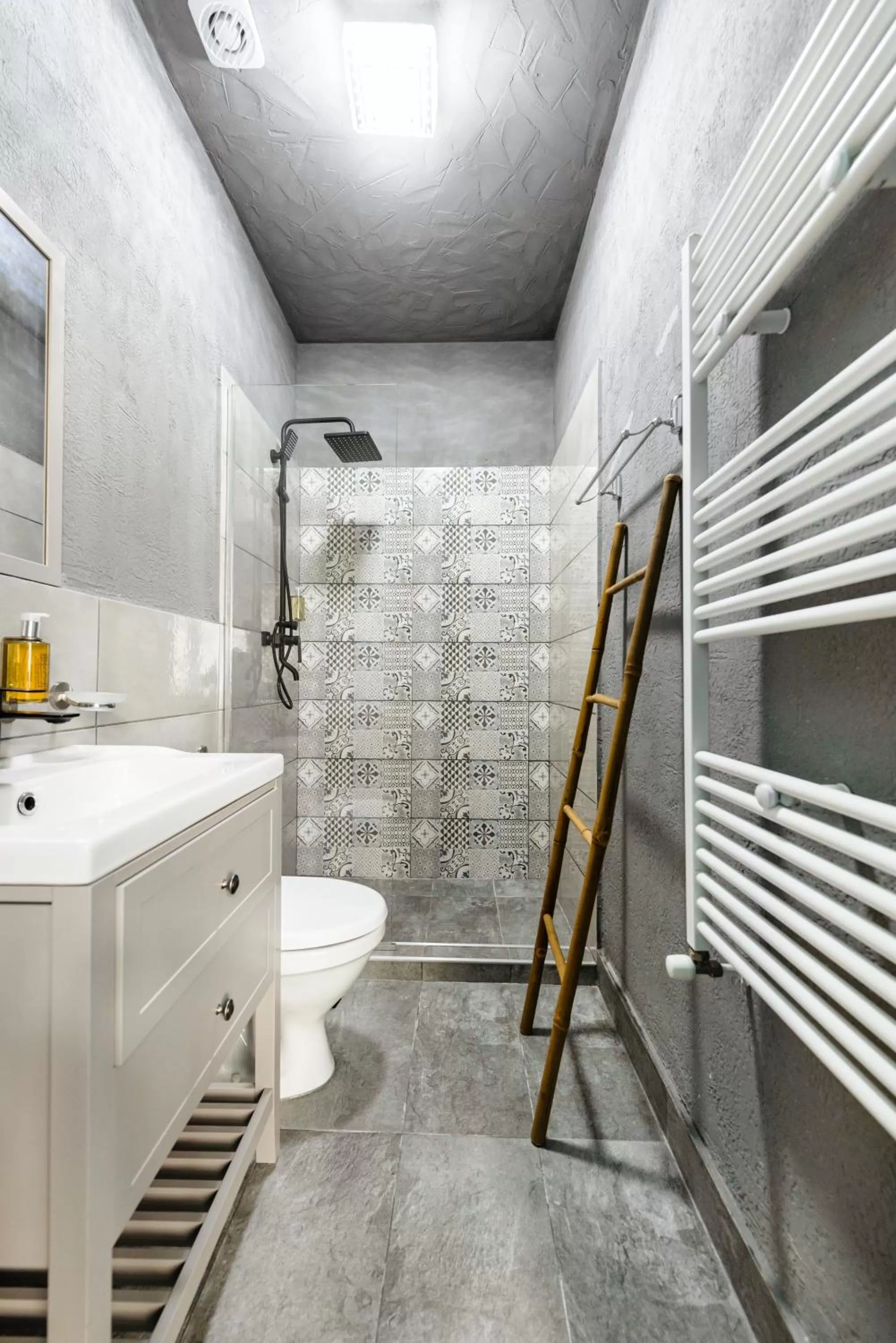 Shower in Palace Bulevard Inn