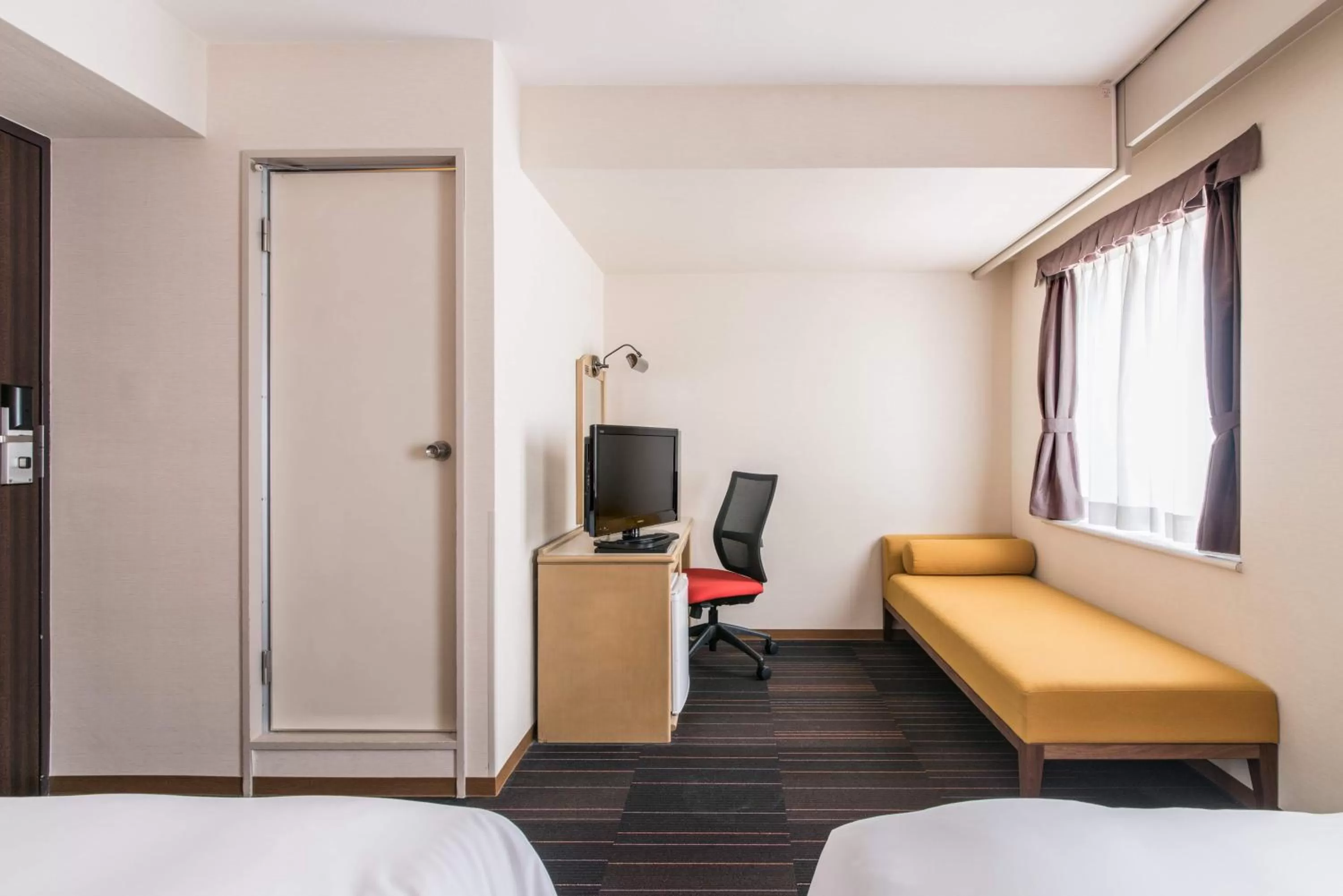 Photo of the whole room, Bed in the b suidobashi