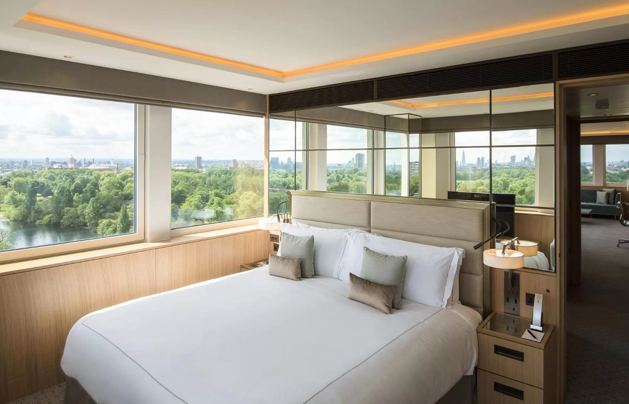 View (from property/room), Bed in Royal Lancaster London