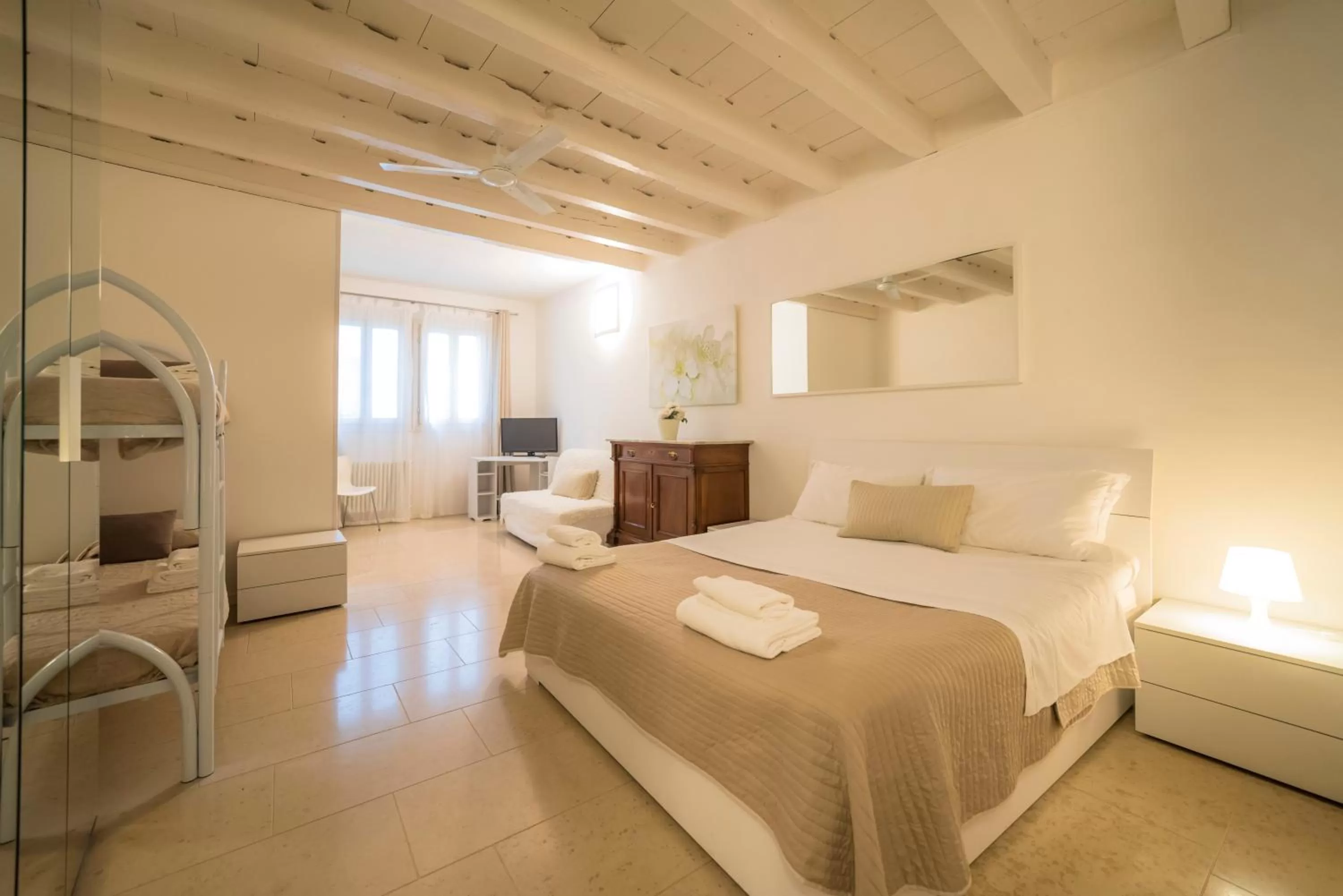 bunk bed, Bed in Academia Residence