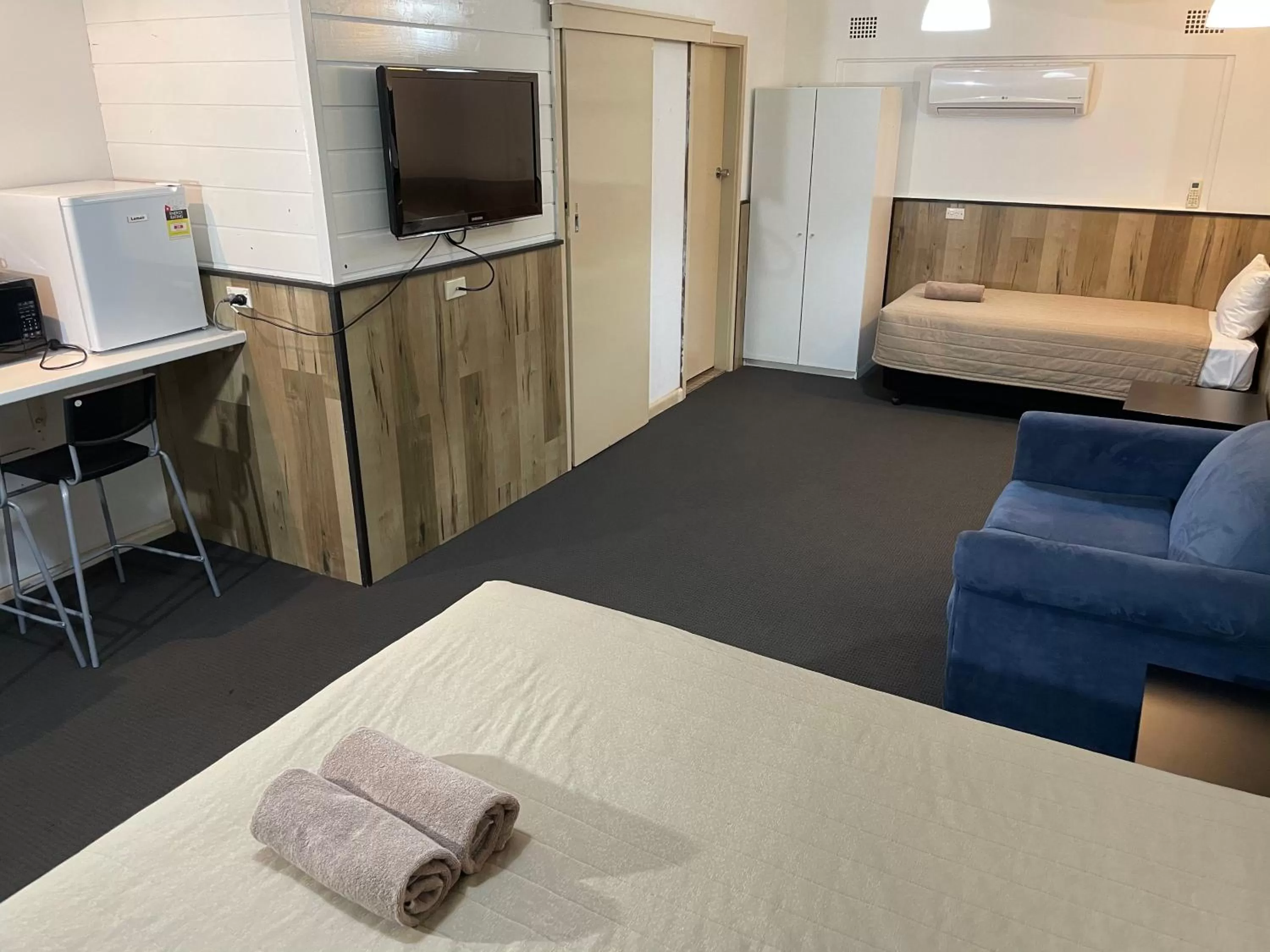 Bed in Countryman Motor Inn Cowra
