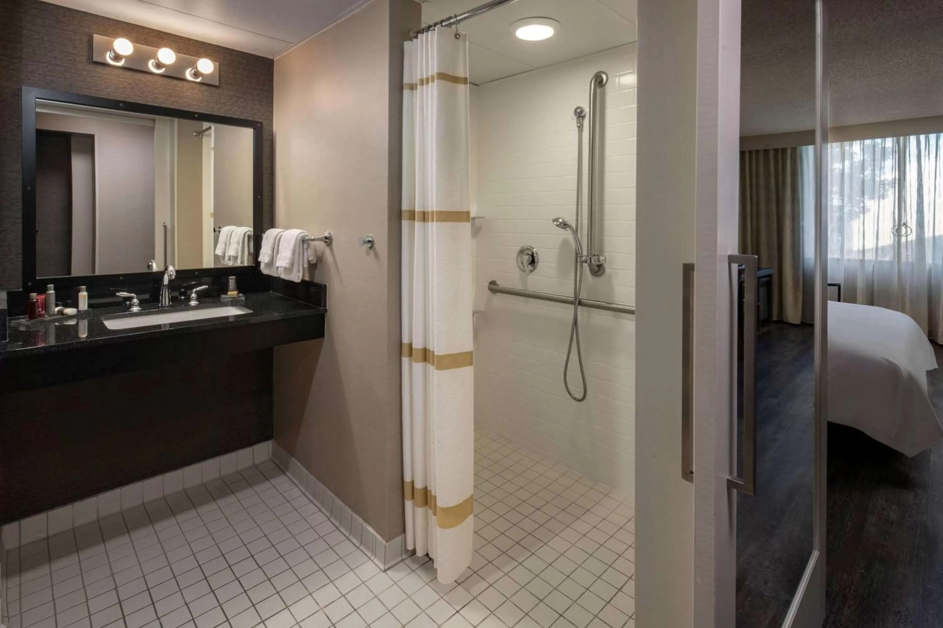 Bathroom, Bed in Sonesta Nashville Airport