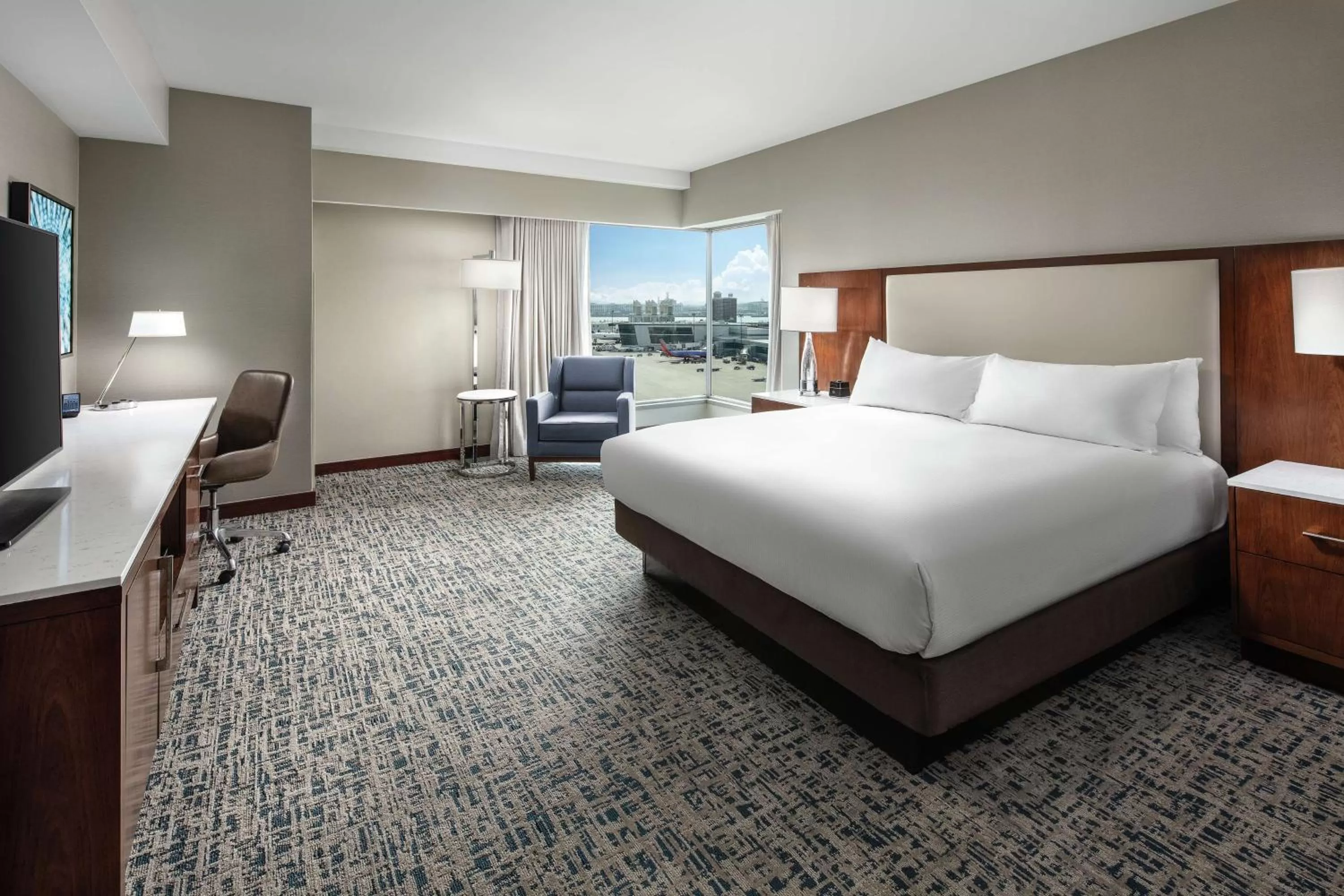 Bedroom, Bed in Hilton Boston Logan Airport