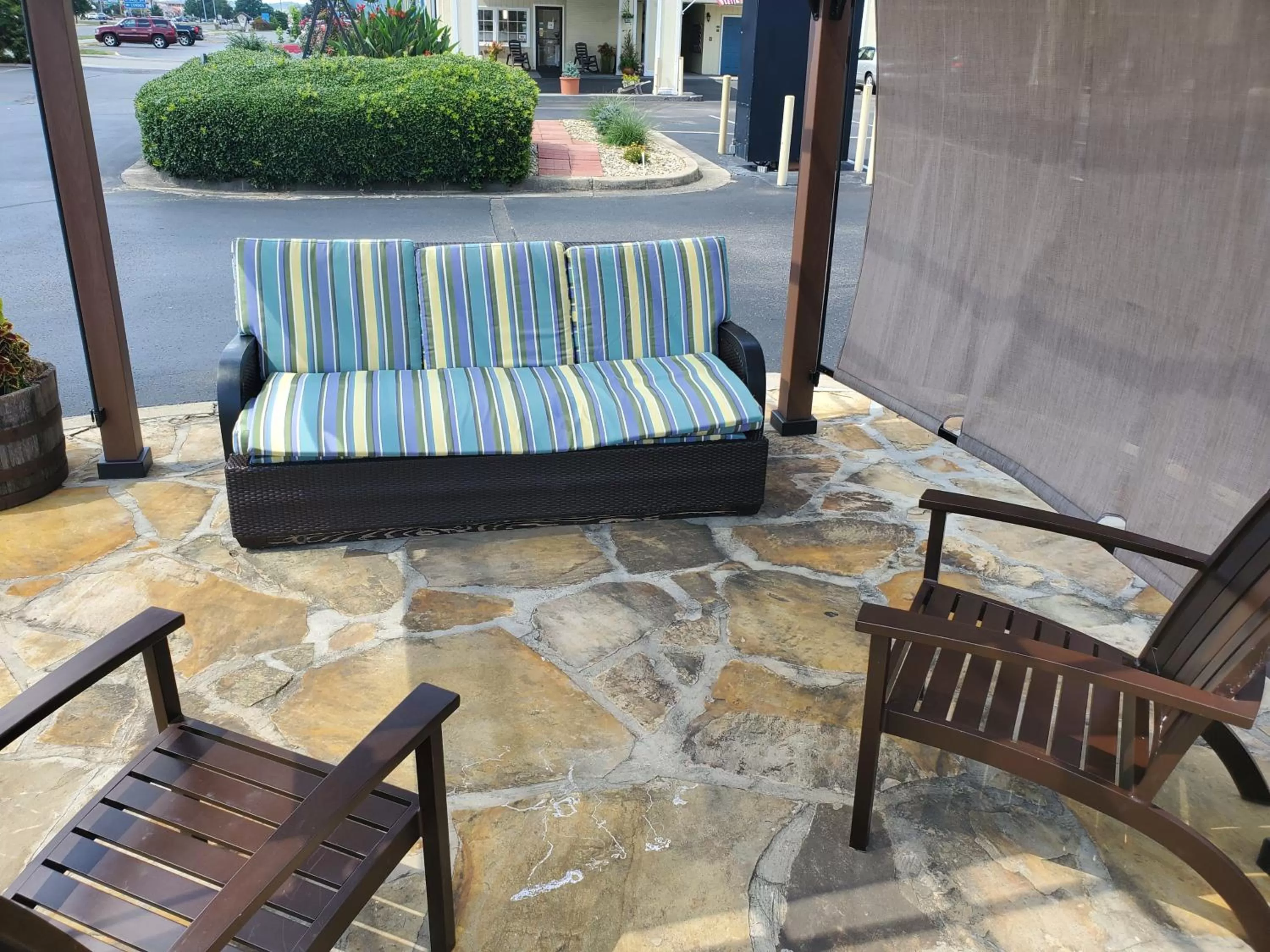 Patio in Colonial House Motel