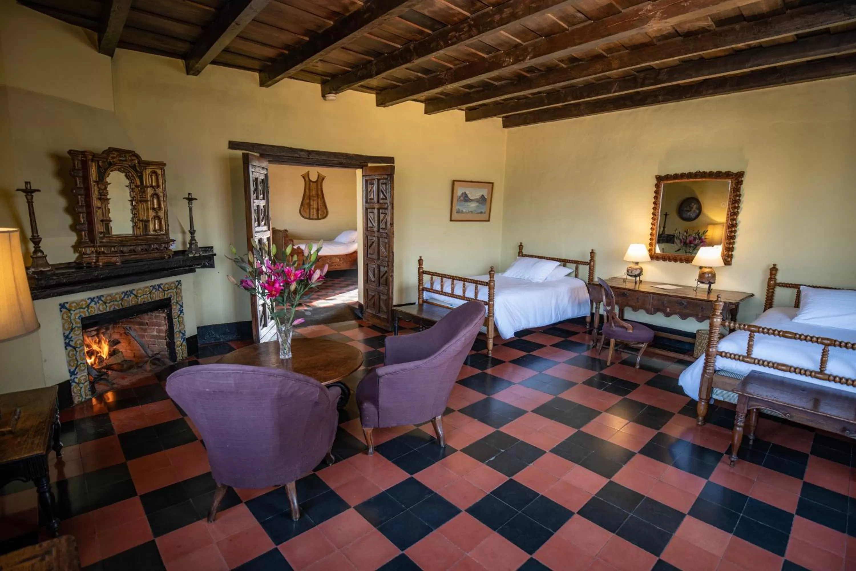 Living room, Bed in Hotel Museo Mayan Inn