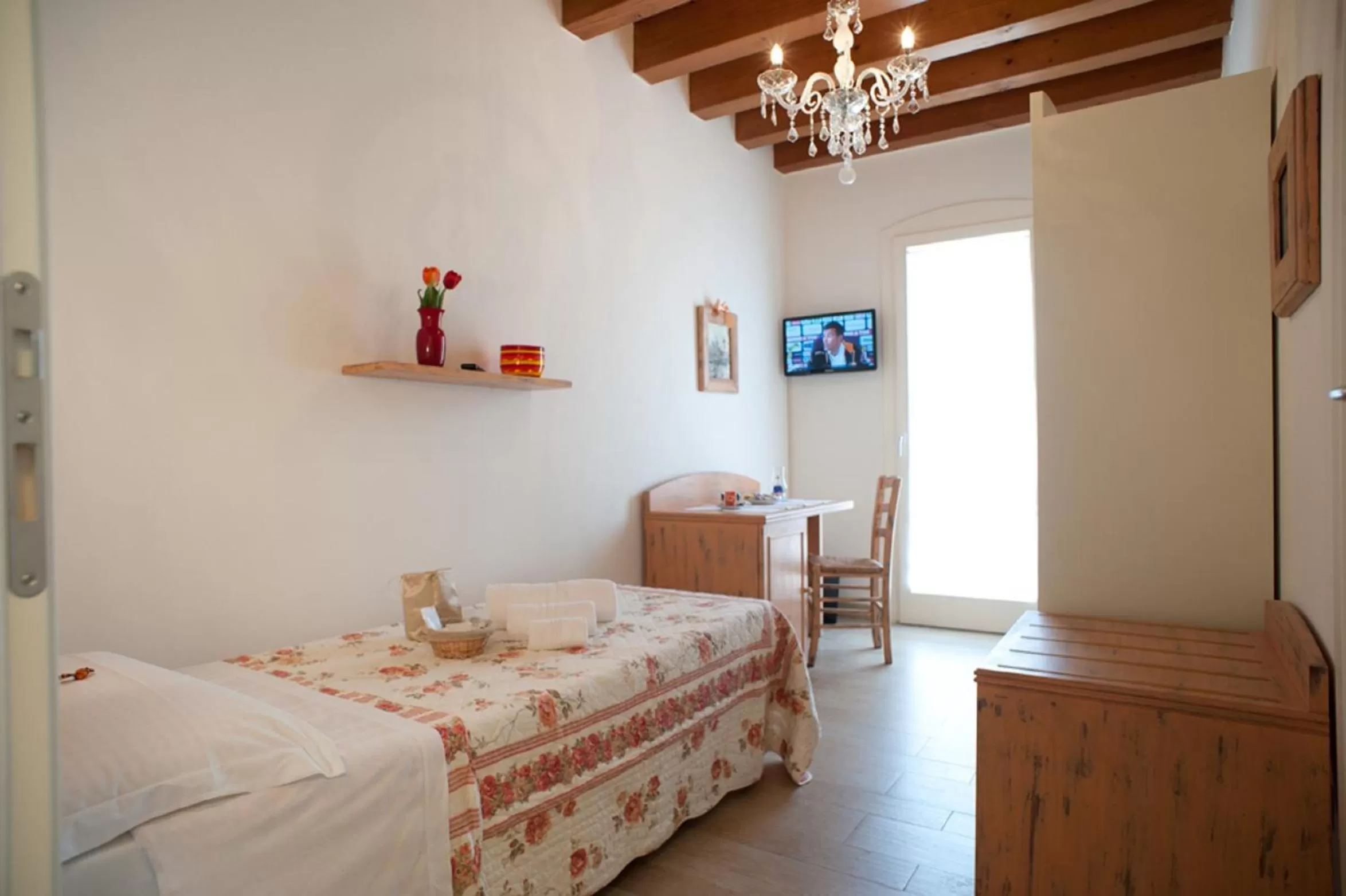 Photo of the whole room, Bed in Villa Myosotis