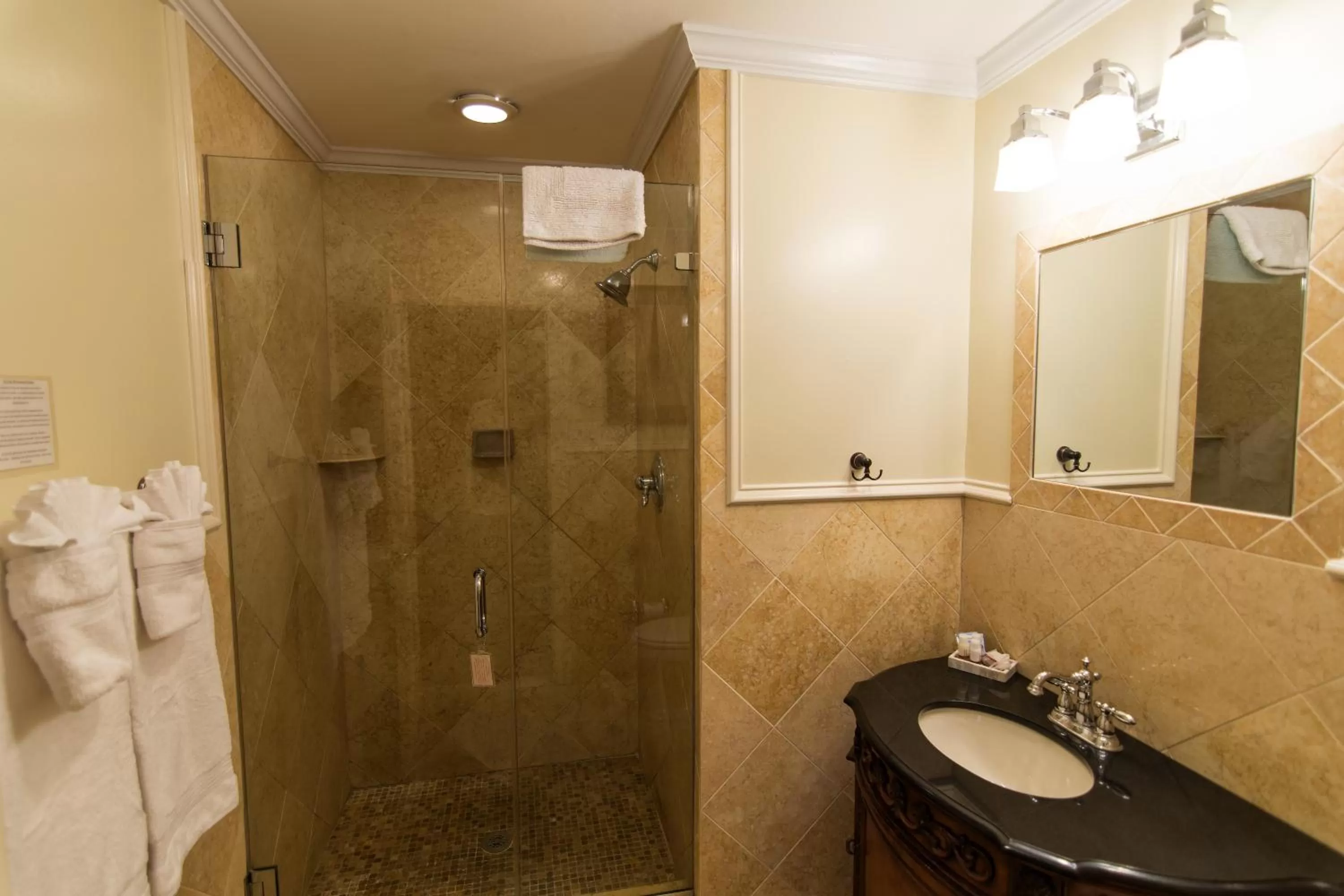 Bathroom in La Reserve Bed and Breakfast