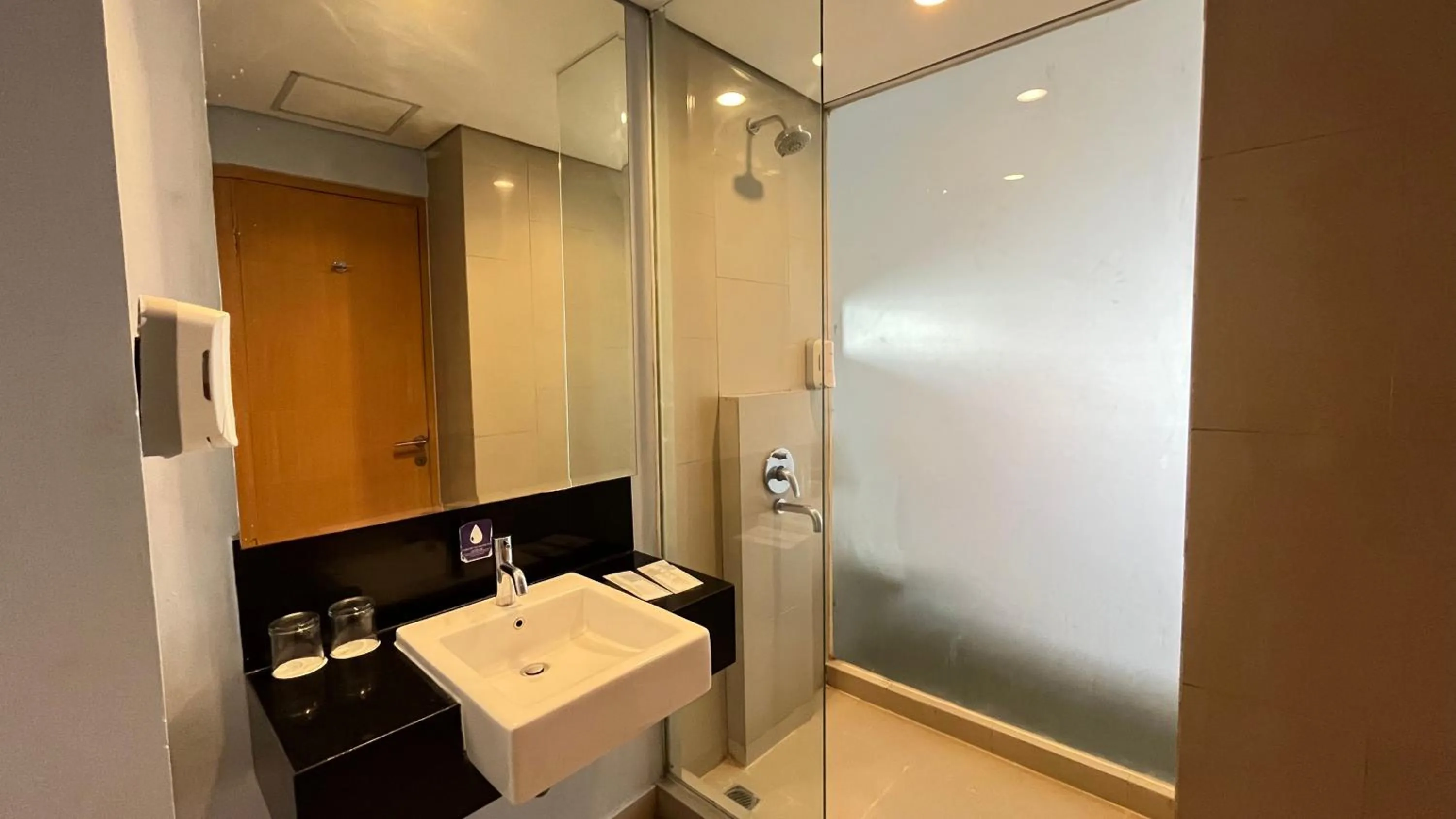 Bathroom in Luminor Hotel Metro Indah Bandung - Free Breakfast - Free Exclusive Gym - Free Aesthetic Afternoon Tea or Coffee