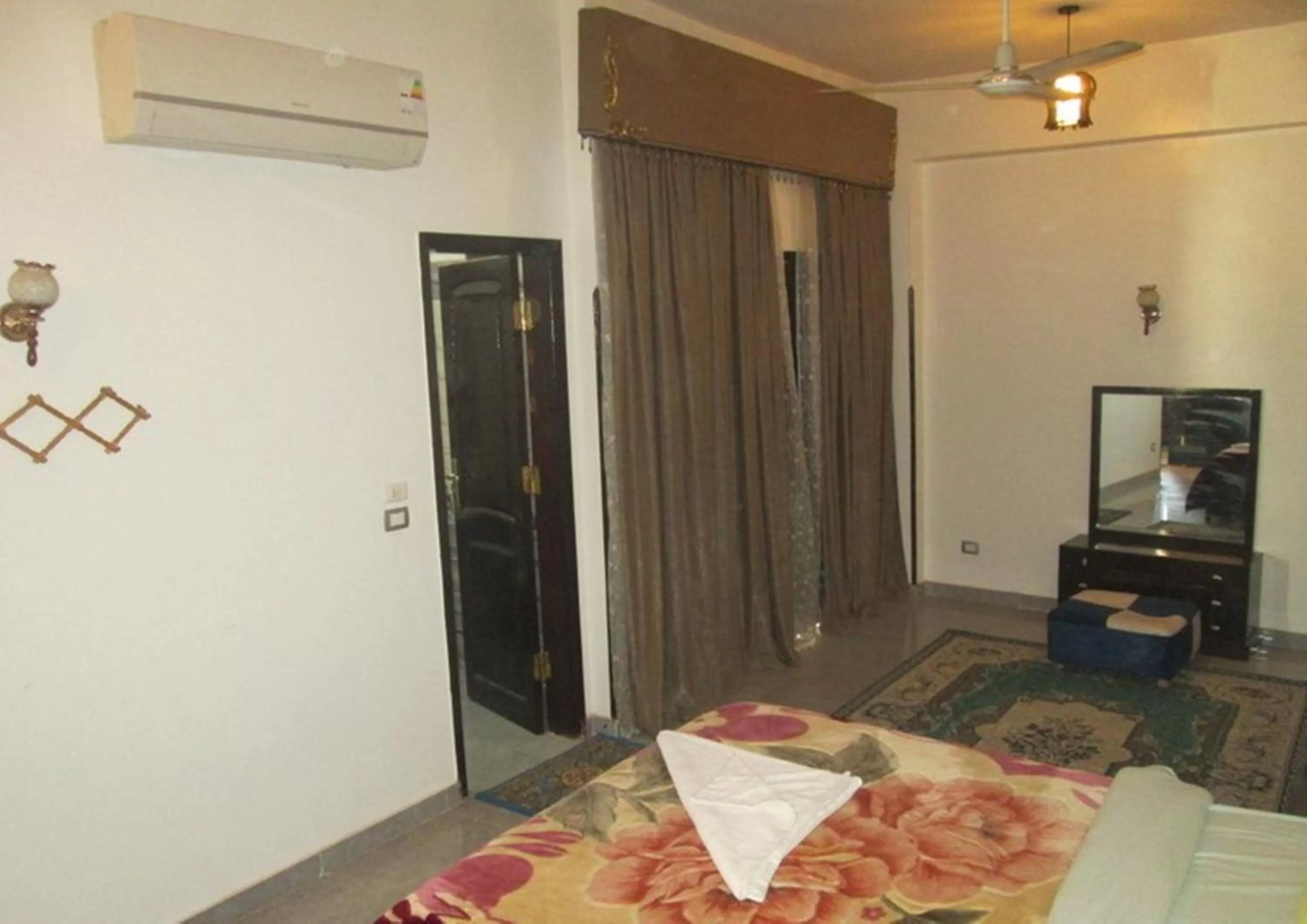 Swimming pool, Bed in Mama Africa Apts & Studios