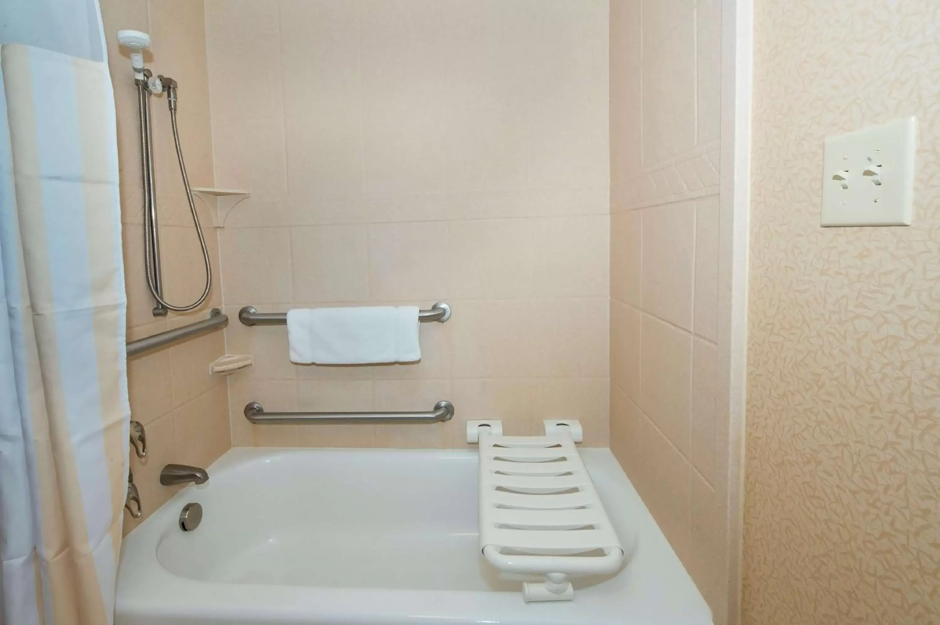 King Room with Bath Tub - Disability/Hearing Access in Hilton Garden Inn Columbia/Northeast King Room with Bath Tub - Disability/Hearing Access in Hilton Garden Inn Columbia/Northeast