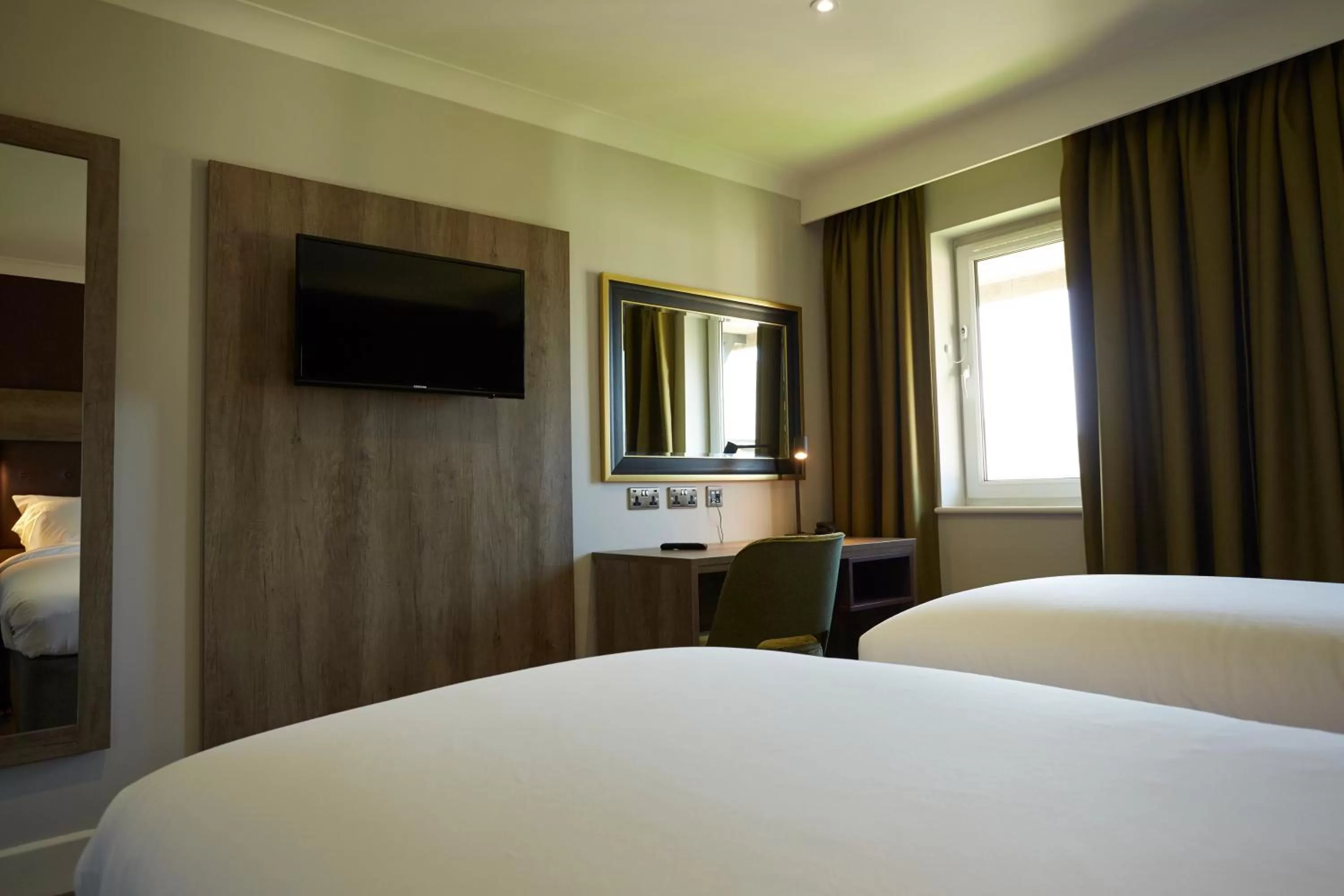 Bedroom, Bed in Wychwood Park Hotel and Golf Club