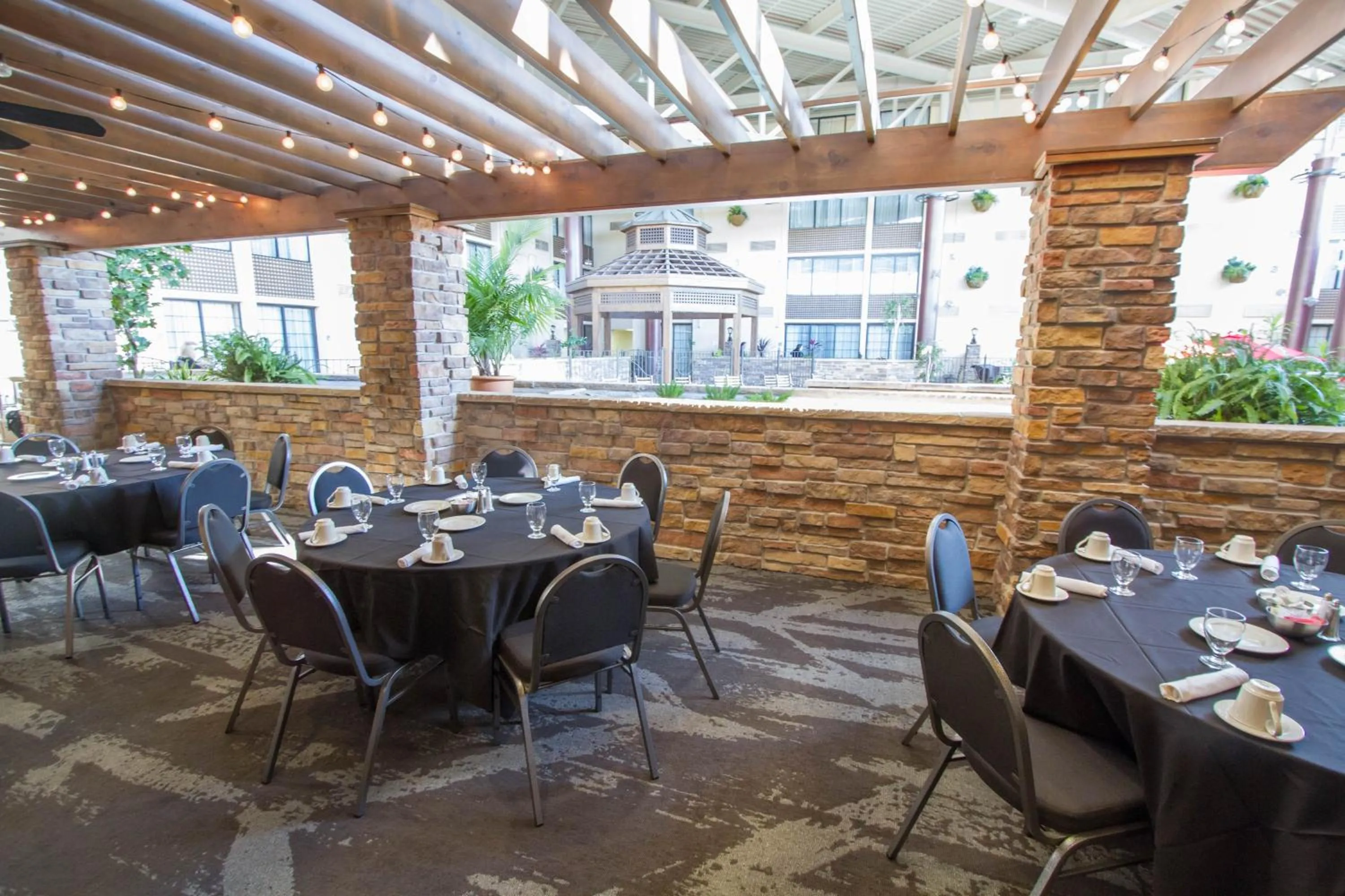 Restaurant/places to eat in Holiday Inn Bloomington Airport South-Mall Area by IHG