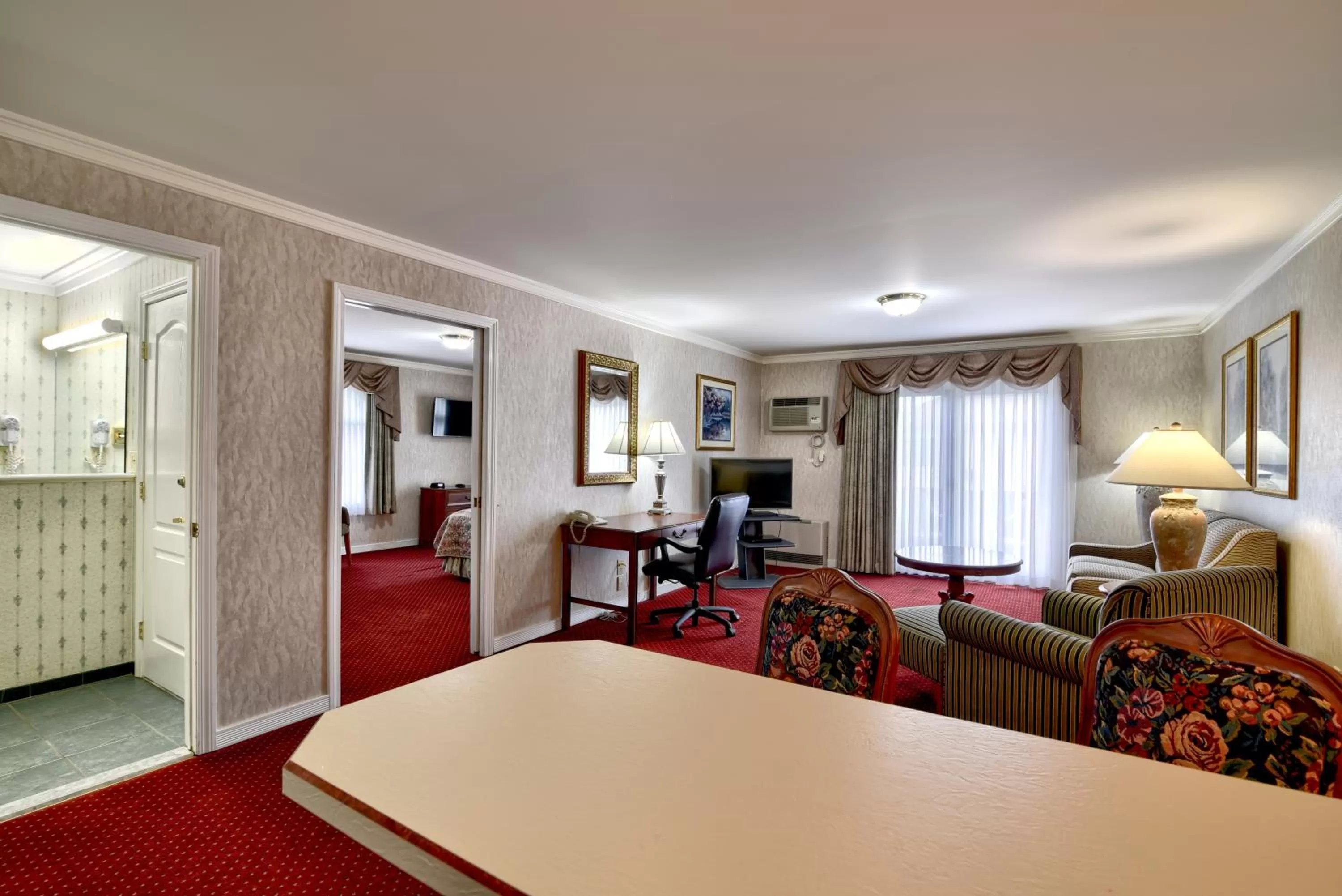Seating area in Roosevelt Inn & Suites Saratoga Springs