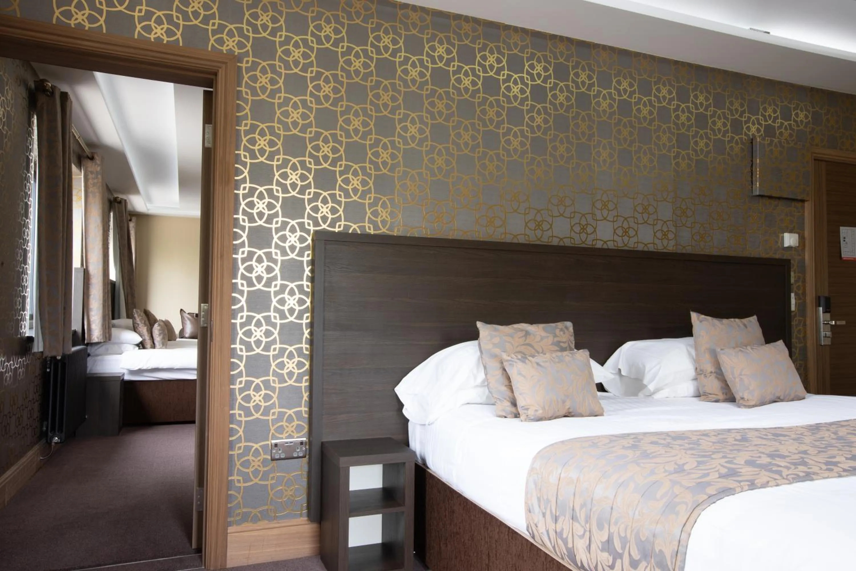 Bedroom, Bed in Grainger Apartments