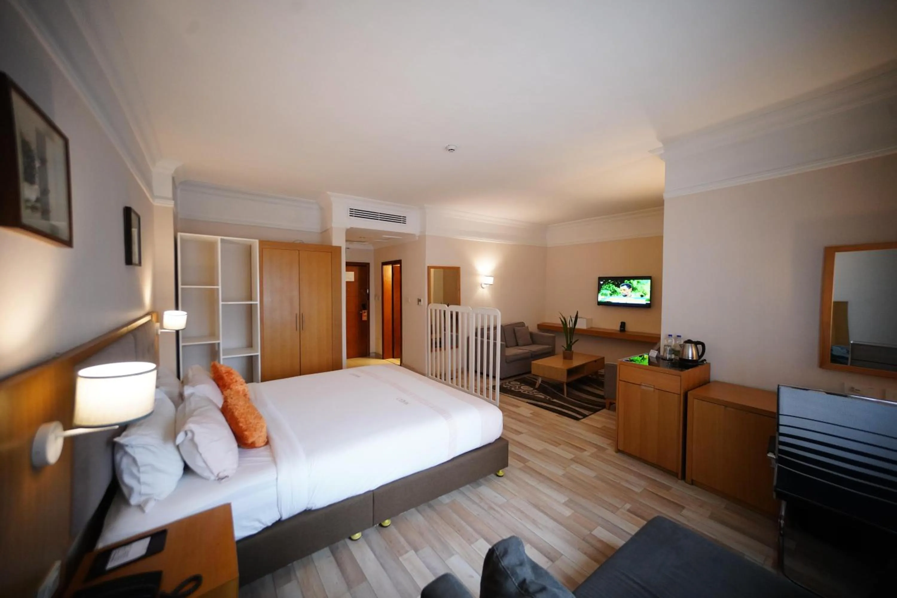 Communal lounge/ TV room, Bed in Mado Hotel