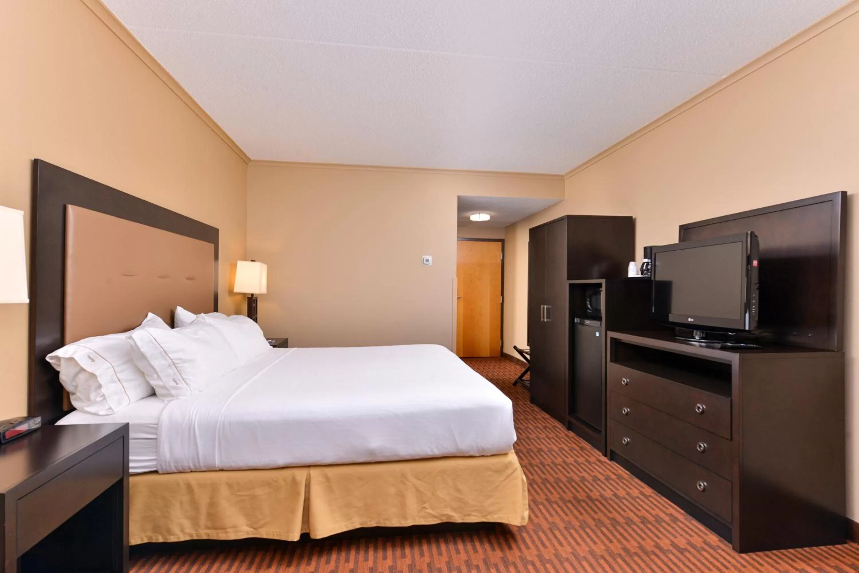 Photo of the whole room, Bed in Holiday Inn Express Breezewood by IHG