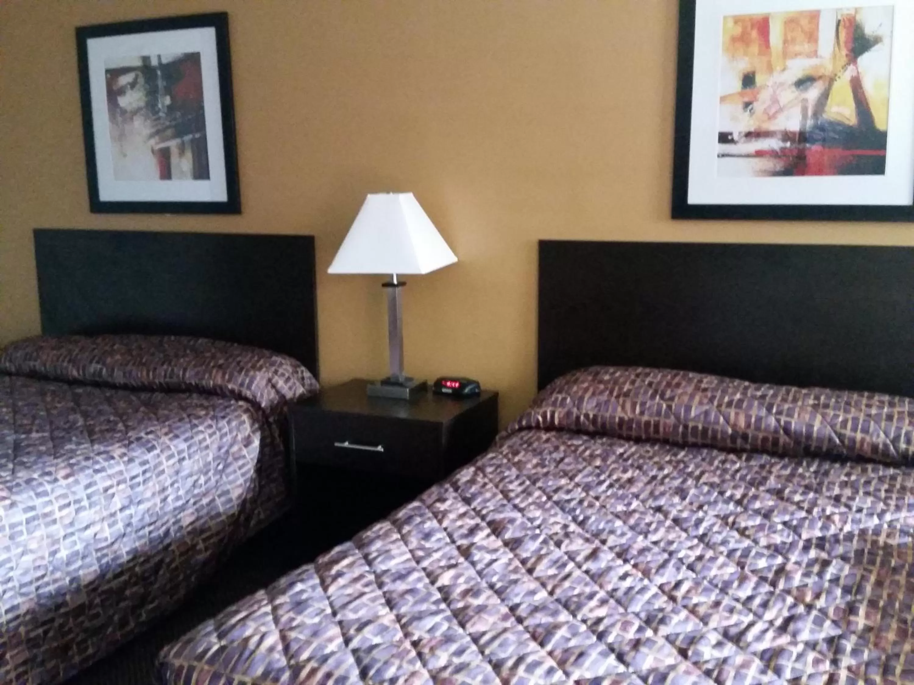 Bedroom, Bed in German Village Inn Motel
