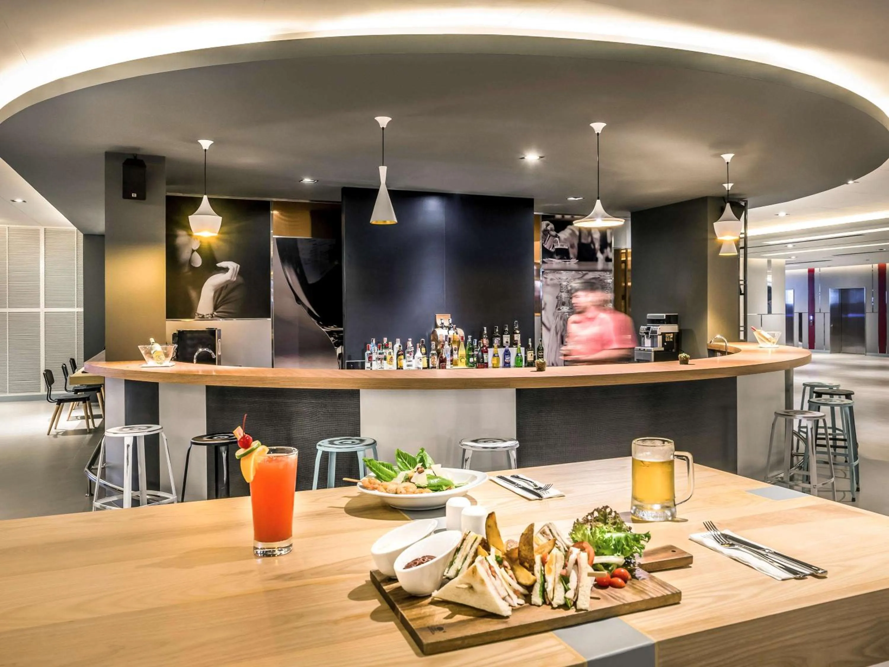 Lounge or bar in ibis Bangkok IMPACT