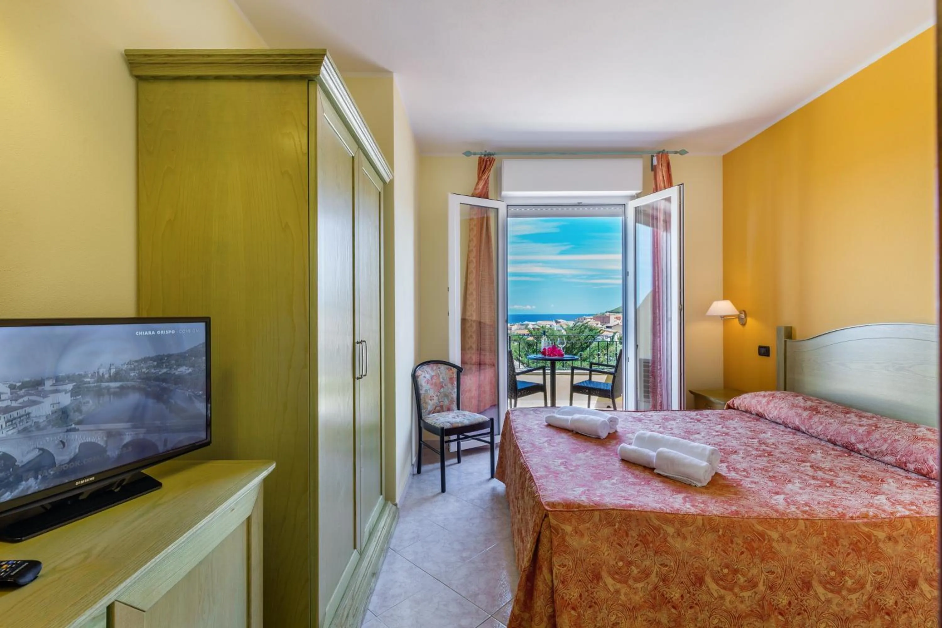 Balcony/Terrace, Bed in Hotel Rosa dei Venti