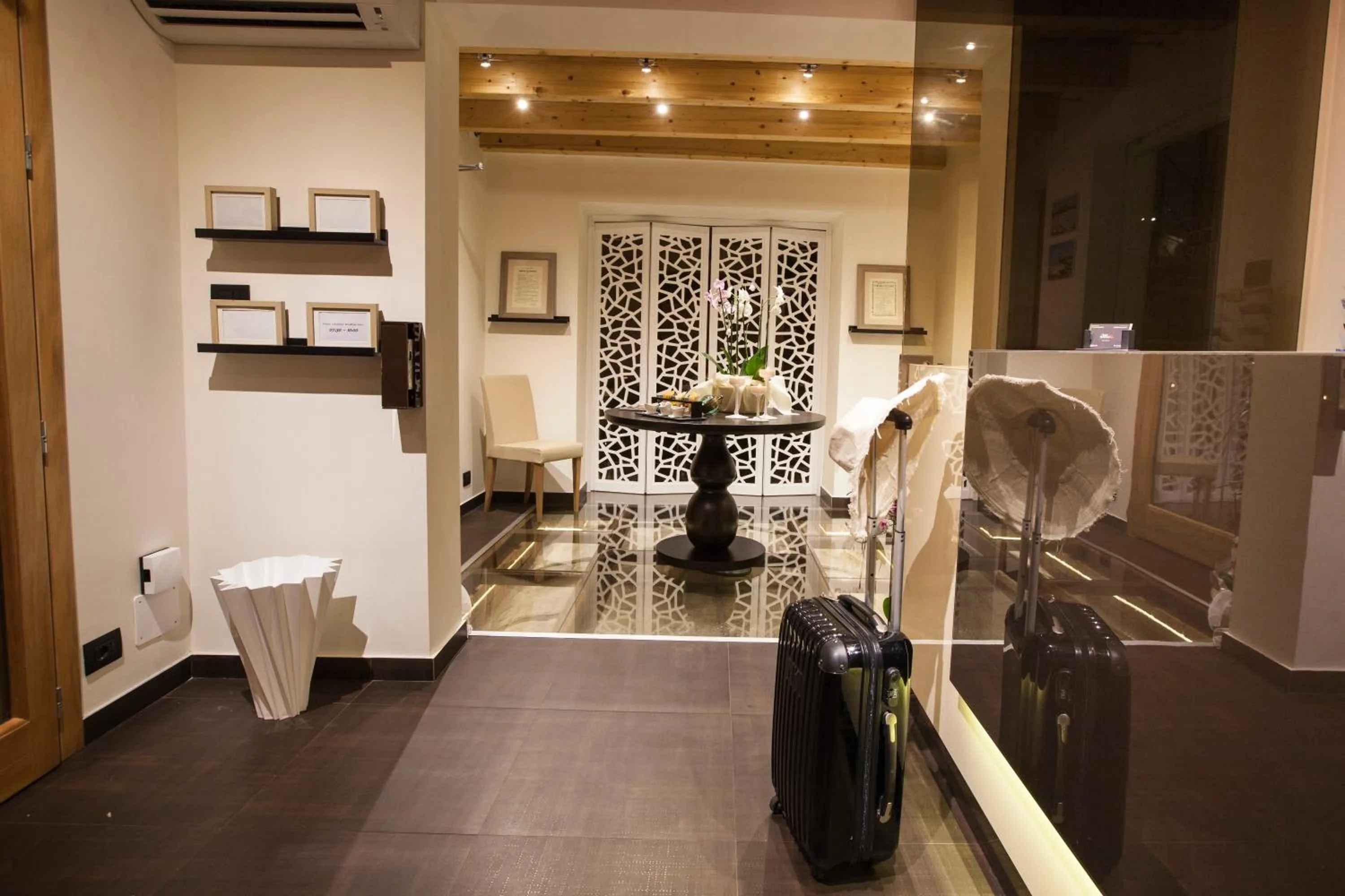 Communal lounge/ TV room in Hotel Trapani In